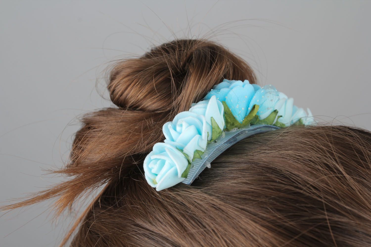 Pince à cheveux peigne avec fleurs bleu clair fait main accessoire femme photo 1