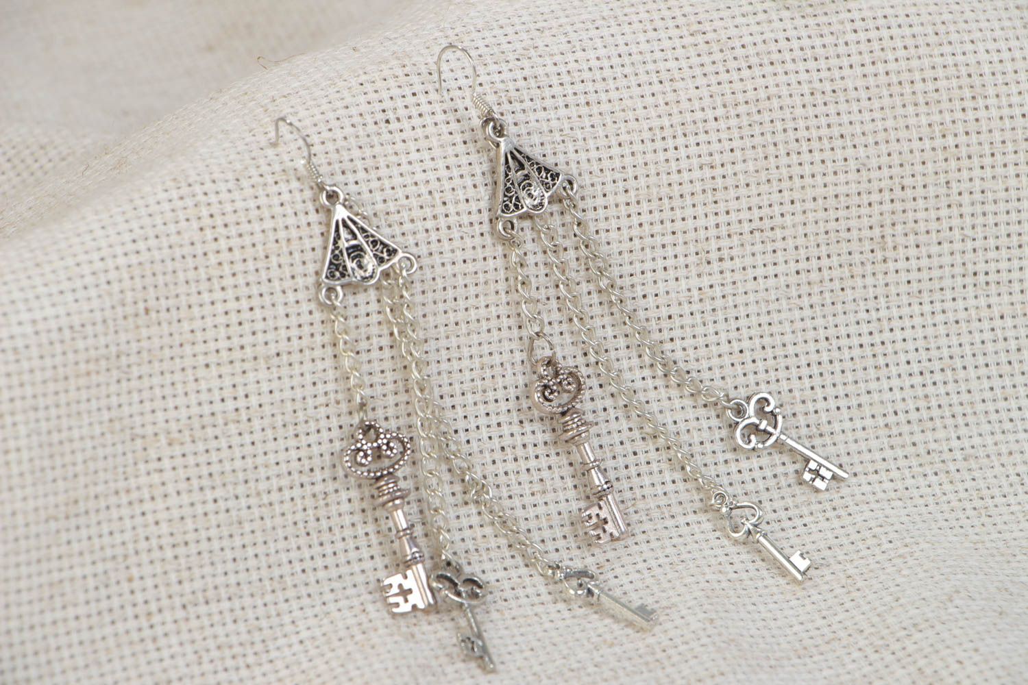 Handgemachte lange Ohrringe aus Metall mit Ketten und Schlüsseln schön  foto 1