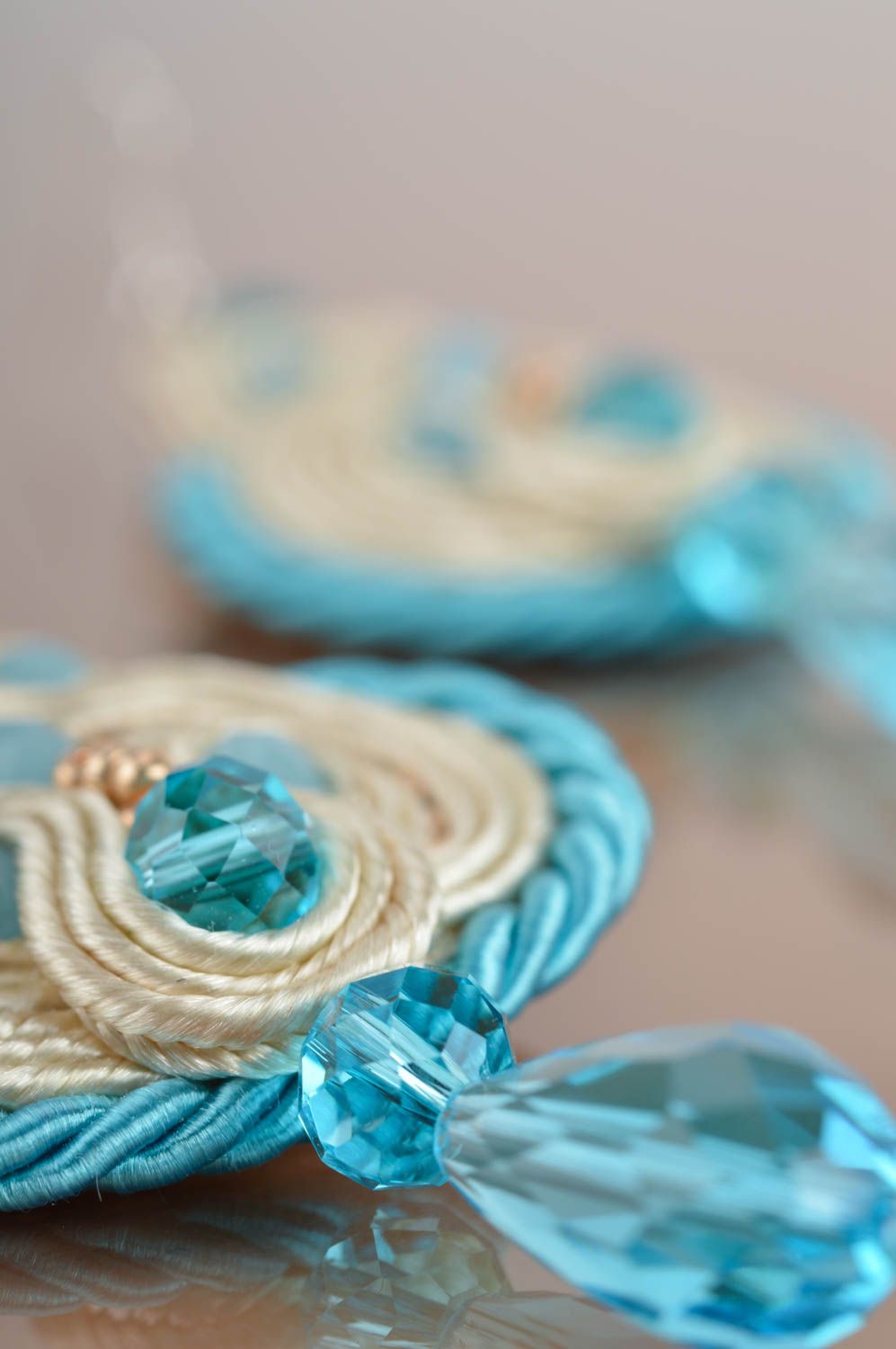 Бежево голубые серьги ручной работы с подвесками в сутажной технике для модниц фото 4