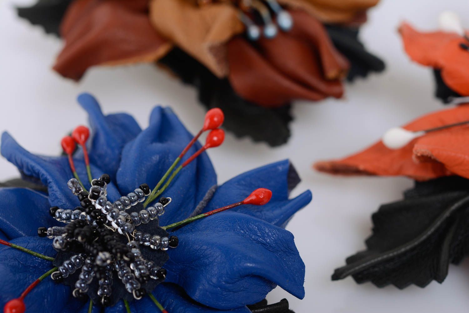 Broche fleur faite main barrette à cheveux en cuir naturel bleu de design photo 5