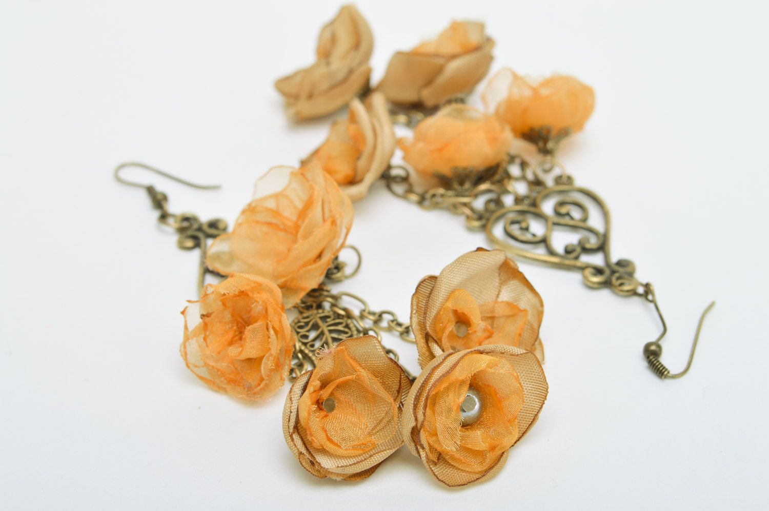 Boucles d'oreilles avec fleurs en tissu faites main de métal pendantes beiges photo 5
