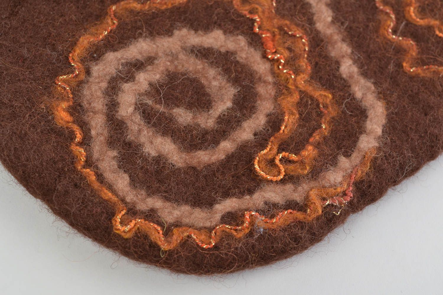 Bolso de lana natural marrón con correa larga en técnica de fieltro húmedo hecho a mano foto 5