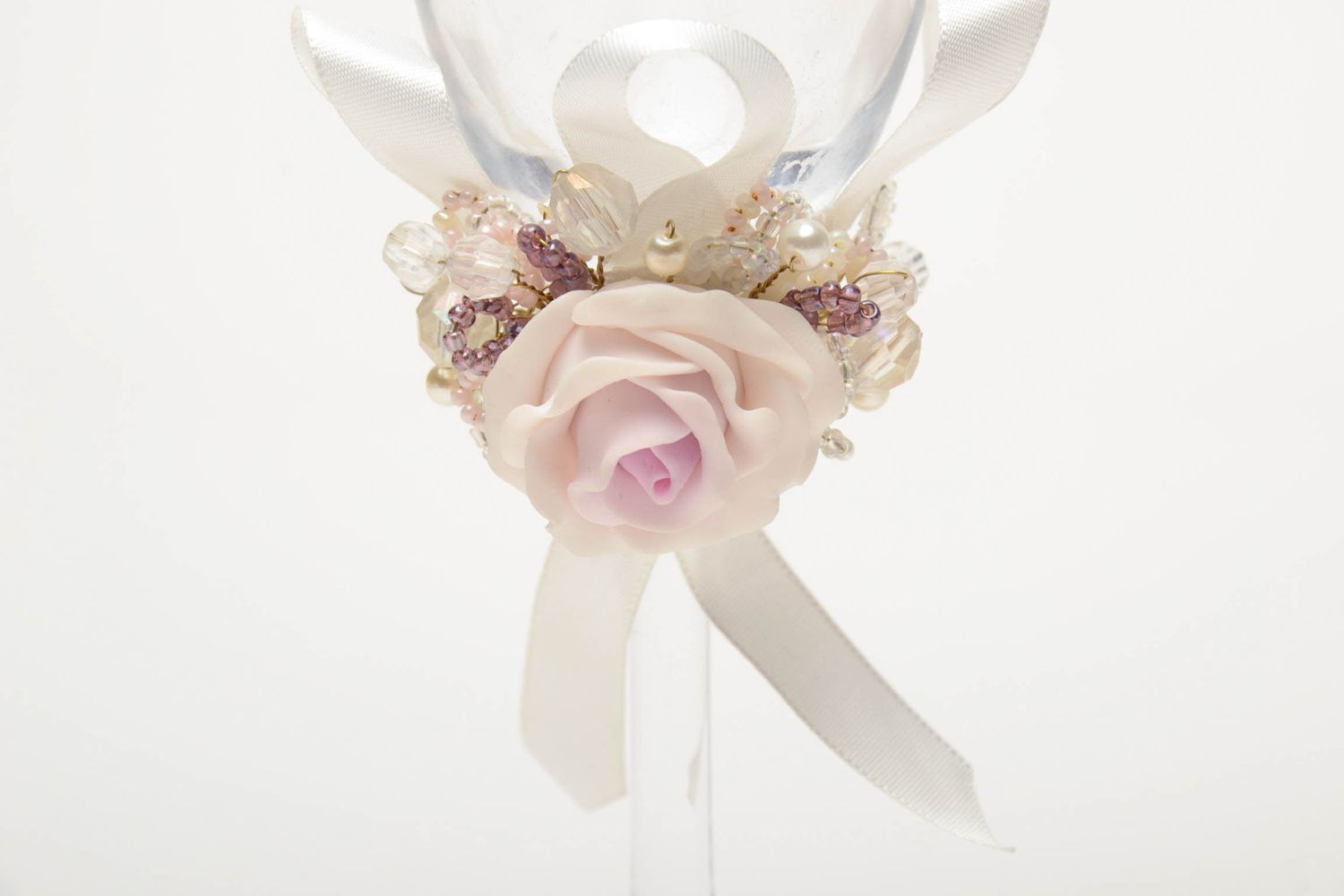 Flûtes en verre pour jeunes mariés avec fleurs en pâte polymère photo 3