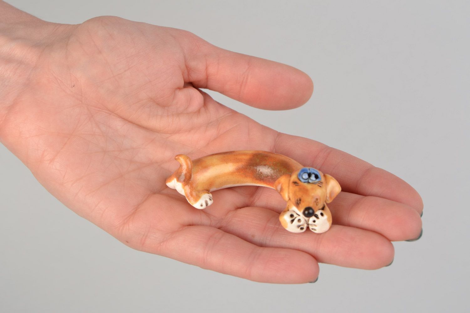 Figura de cerámica en miniatura divertida hecha a mano perro salchicha foto 2