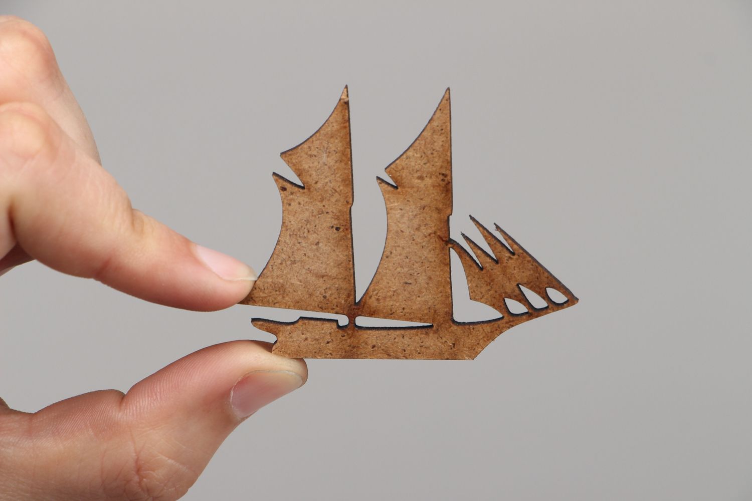 Vorbereitete Materialien handmade aus Faserplatte Segelschiff foto 3
