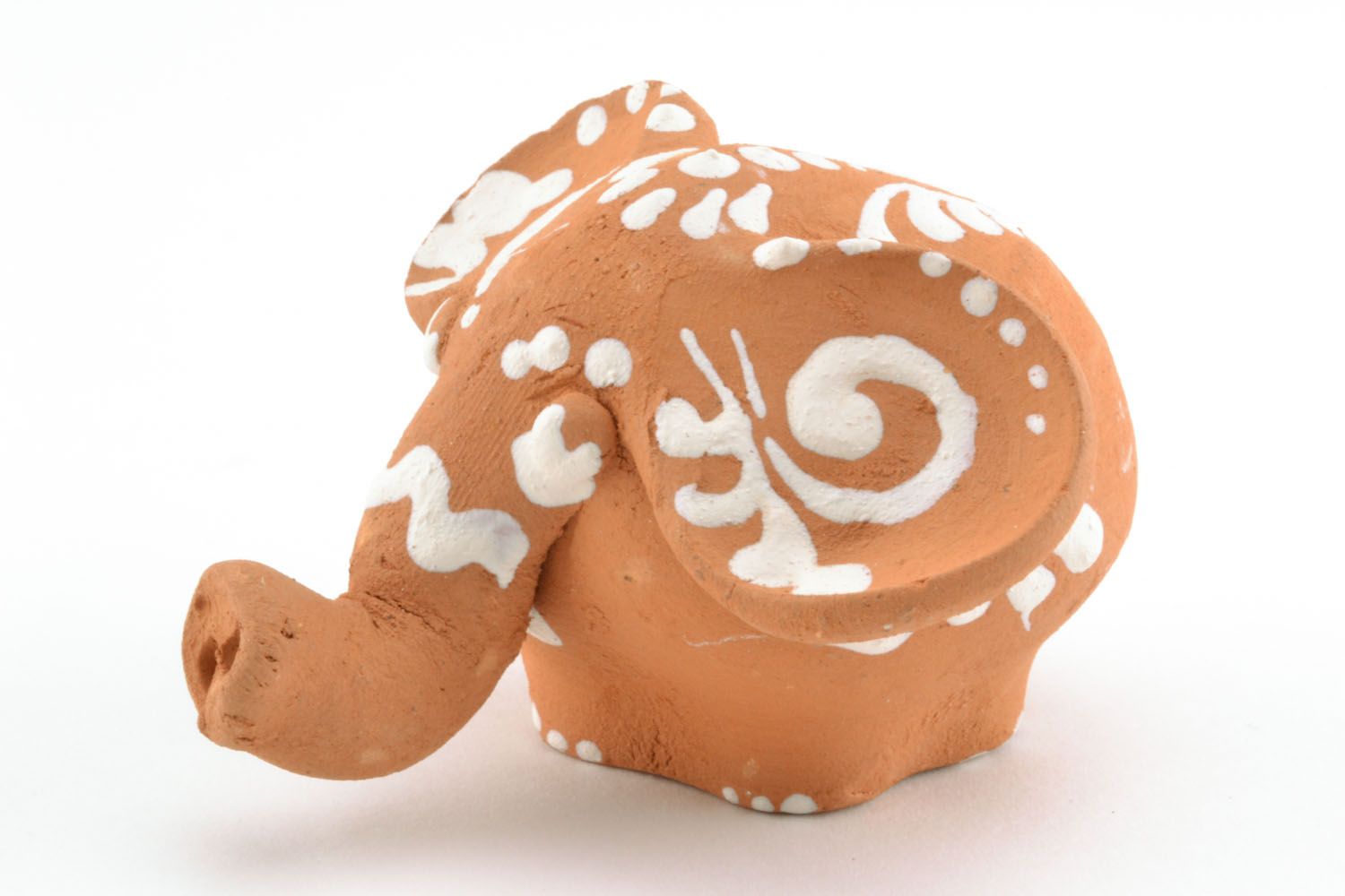 Estatueta de cerâmica na forma de elefante. foto 3