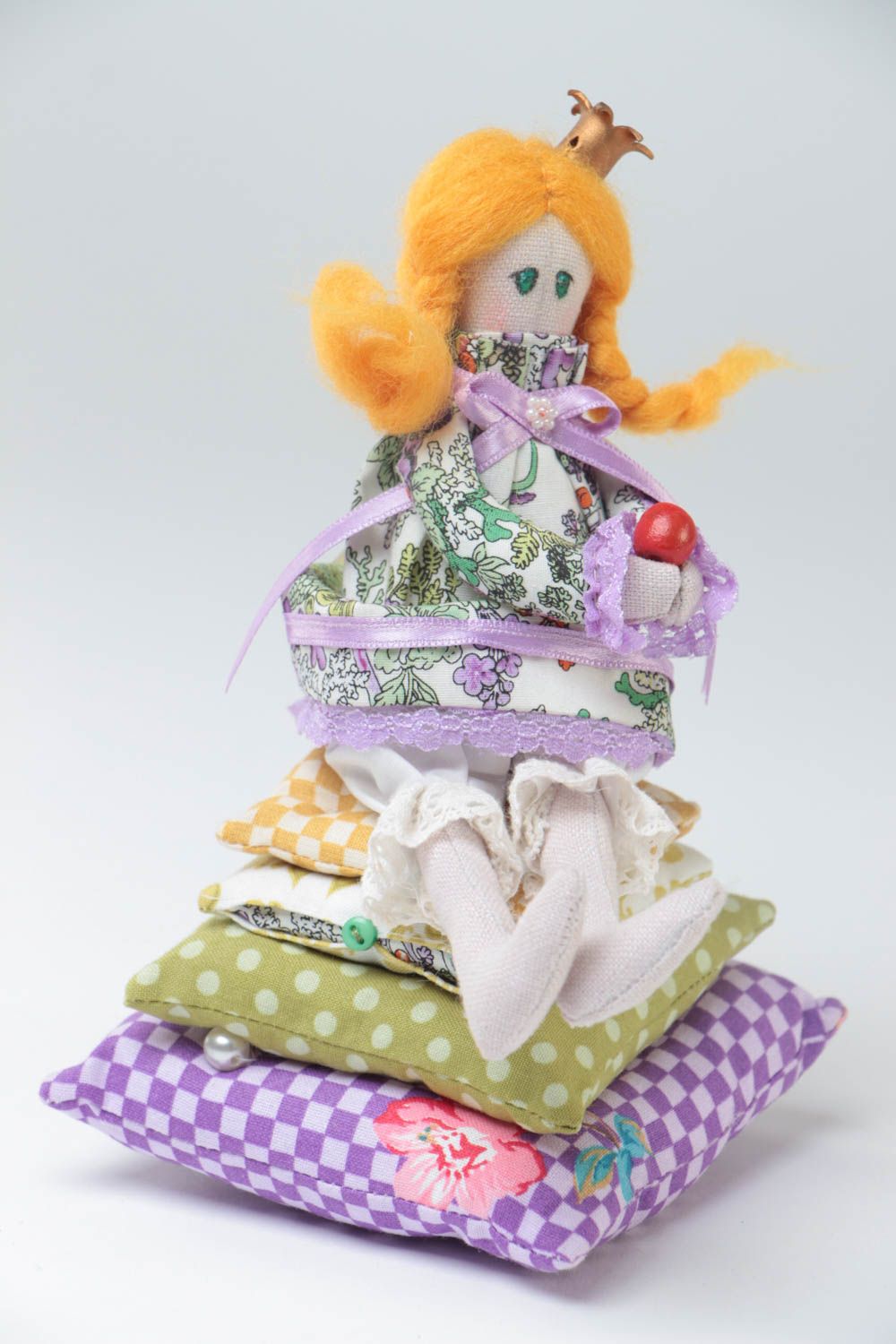 Muñeca artesanal decorativa hecha a mano de algodón y lino Princesa y guisante foto 2