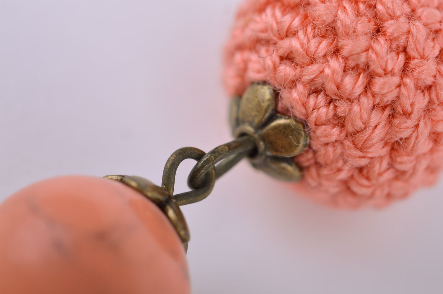 Серьги из бусин обвязанных нитками персиковые ручной работы женские с подвесками фото 4