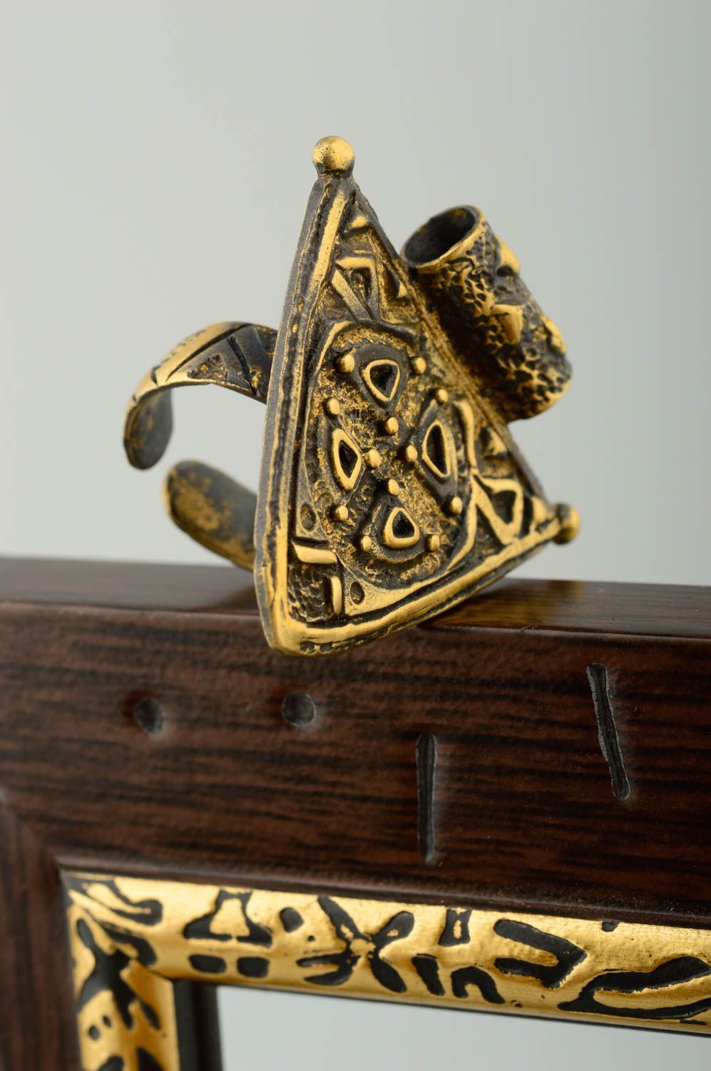 Anillo de bronce bisutería artesanal regalo para mujeres forma triangular foto 1
