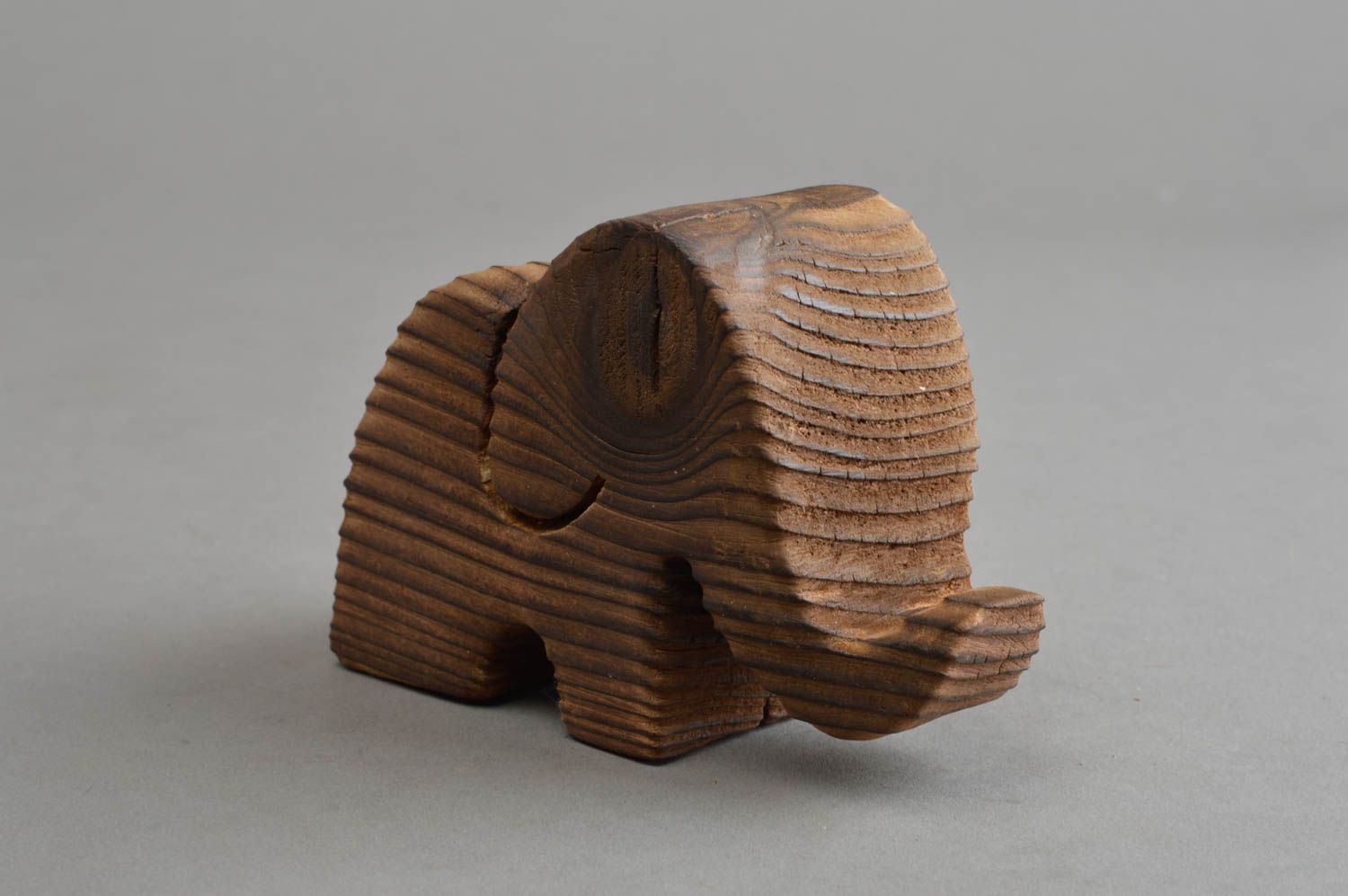 Originelle geschnitzte handgemachte Figurine aus Holz Elefant mit Metall foto 3