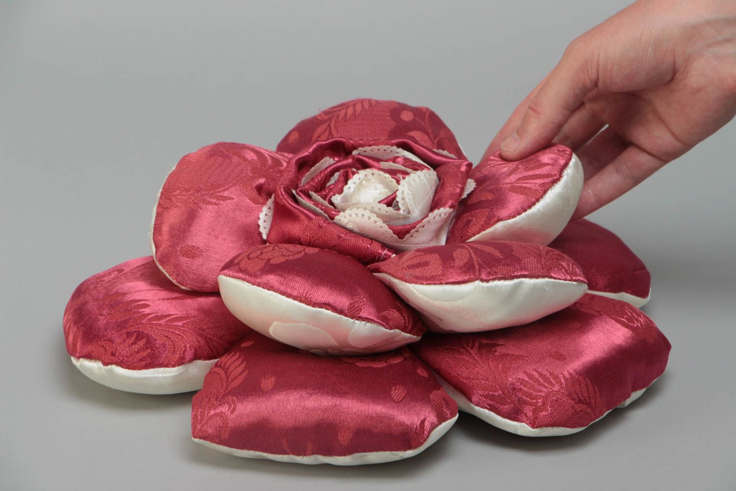 Диванная подушка в виде цветка из атласа ручной работы бордовая красивая фото 5