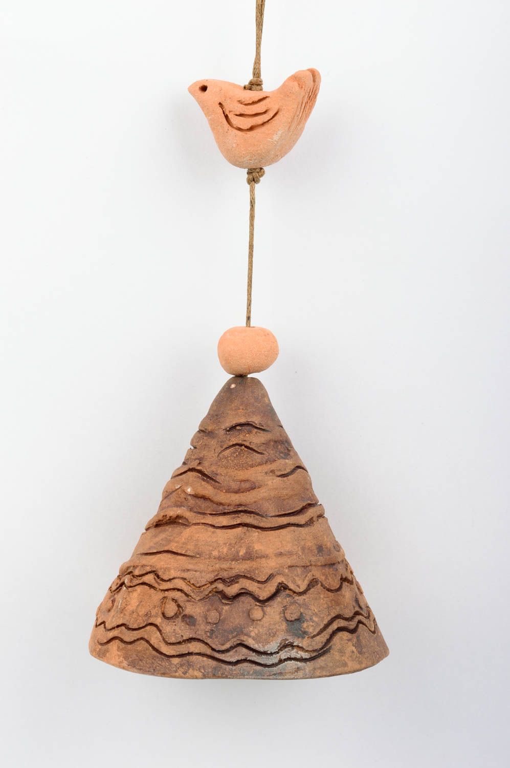 Глиняный авторский колокольчик ручной работы украшенный керамической птичкой фото 1