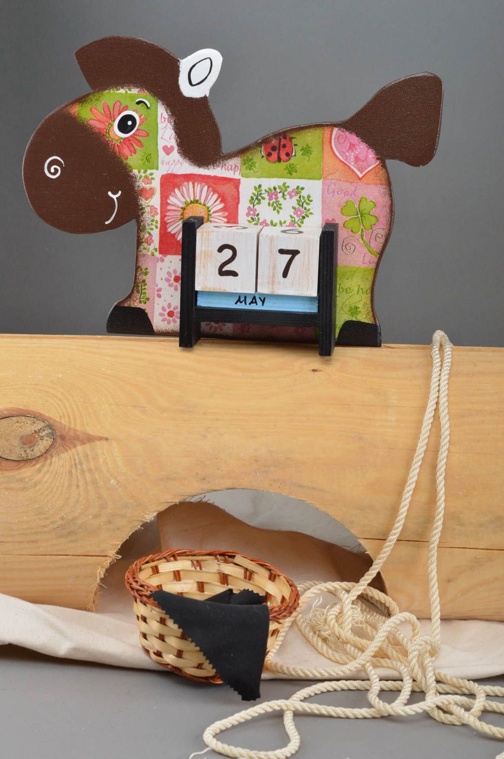 Calendrier perpétuel en bois fait main de table avec cubes pour enfant Cheval photo 1