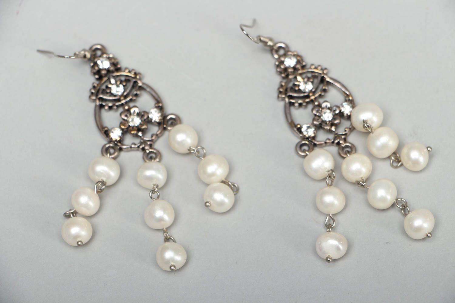 Metall Ohrringe mit Perlen foto 1