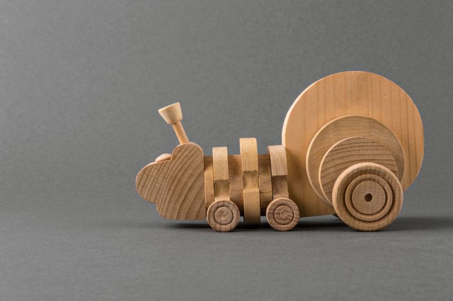 Wooden toy snail photo 3