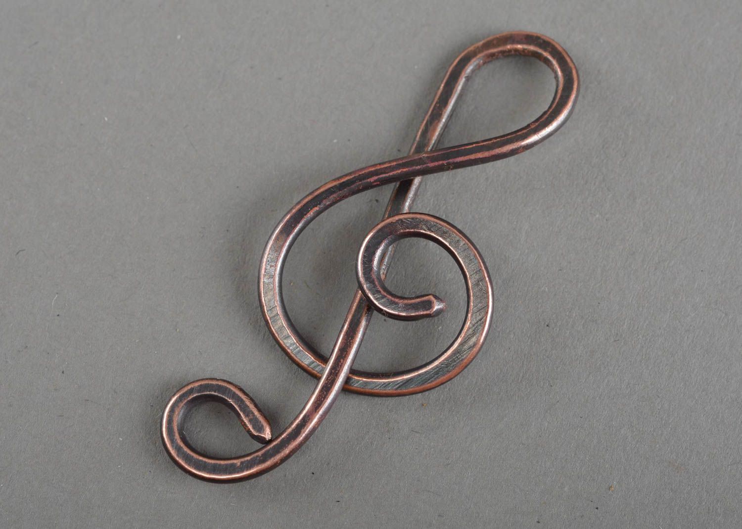 Металлический кулон из меди ручной работы в виде скрипичного ключа авторский фото 3