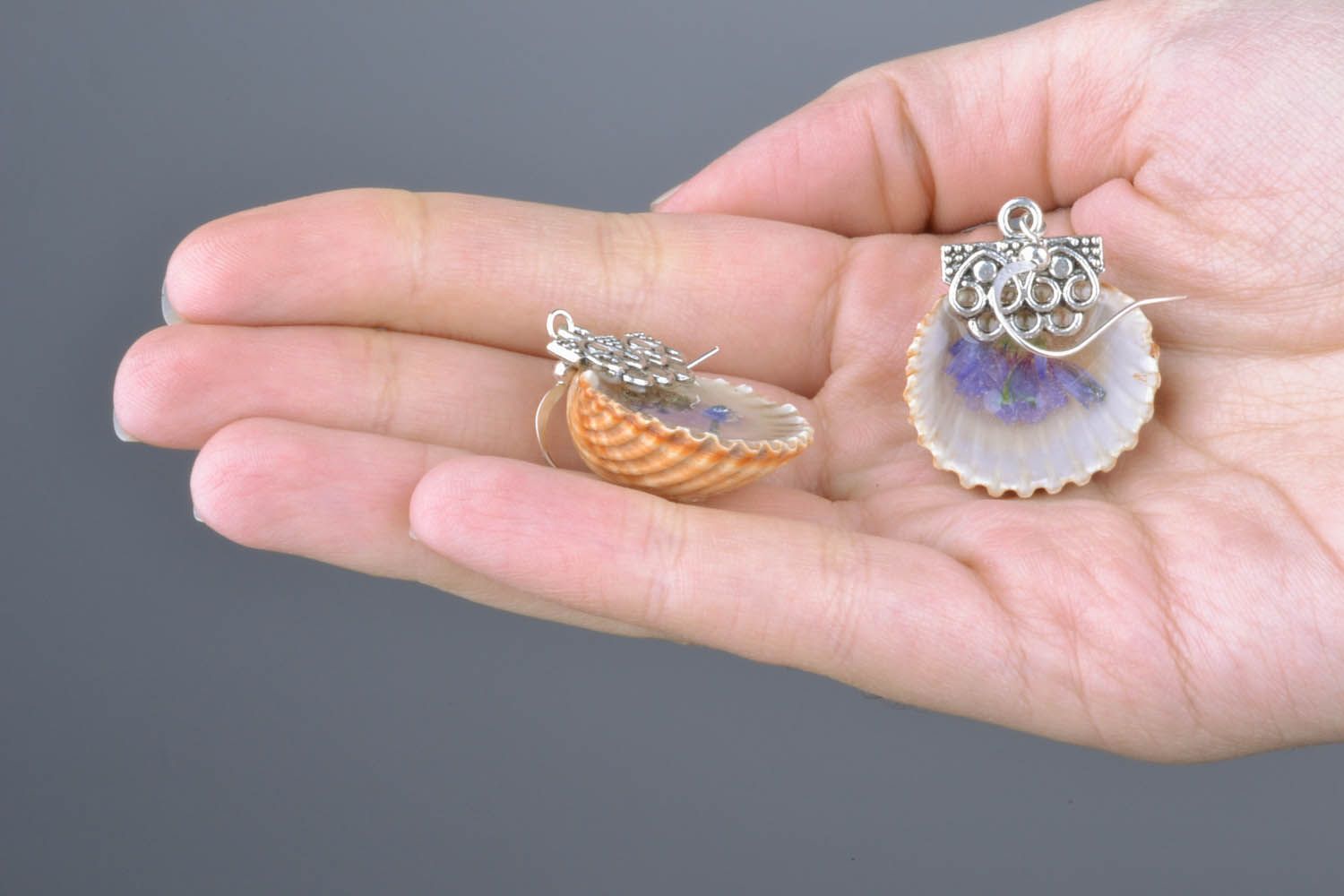 Brincos com conchas em resina de jóias acessórios artesanais  foto 2
