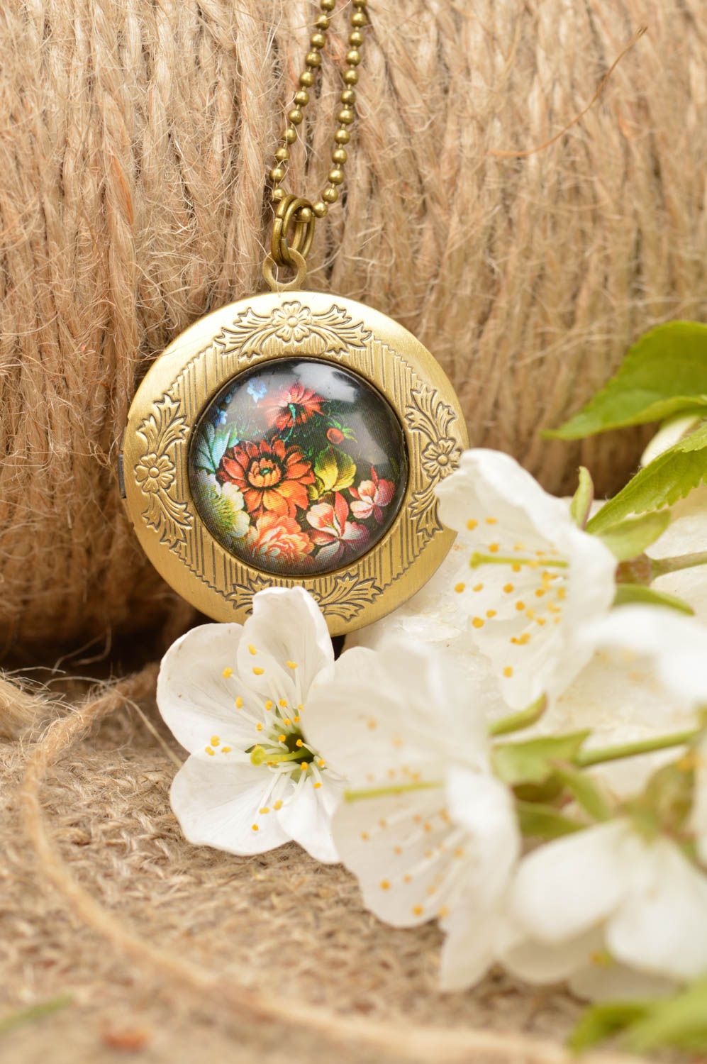 Handgemachtes Medallion mit Kette rund mit Blumenmuster bronzefarbig schön foto 1
