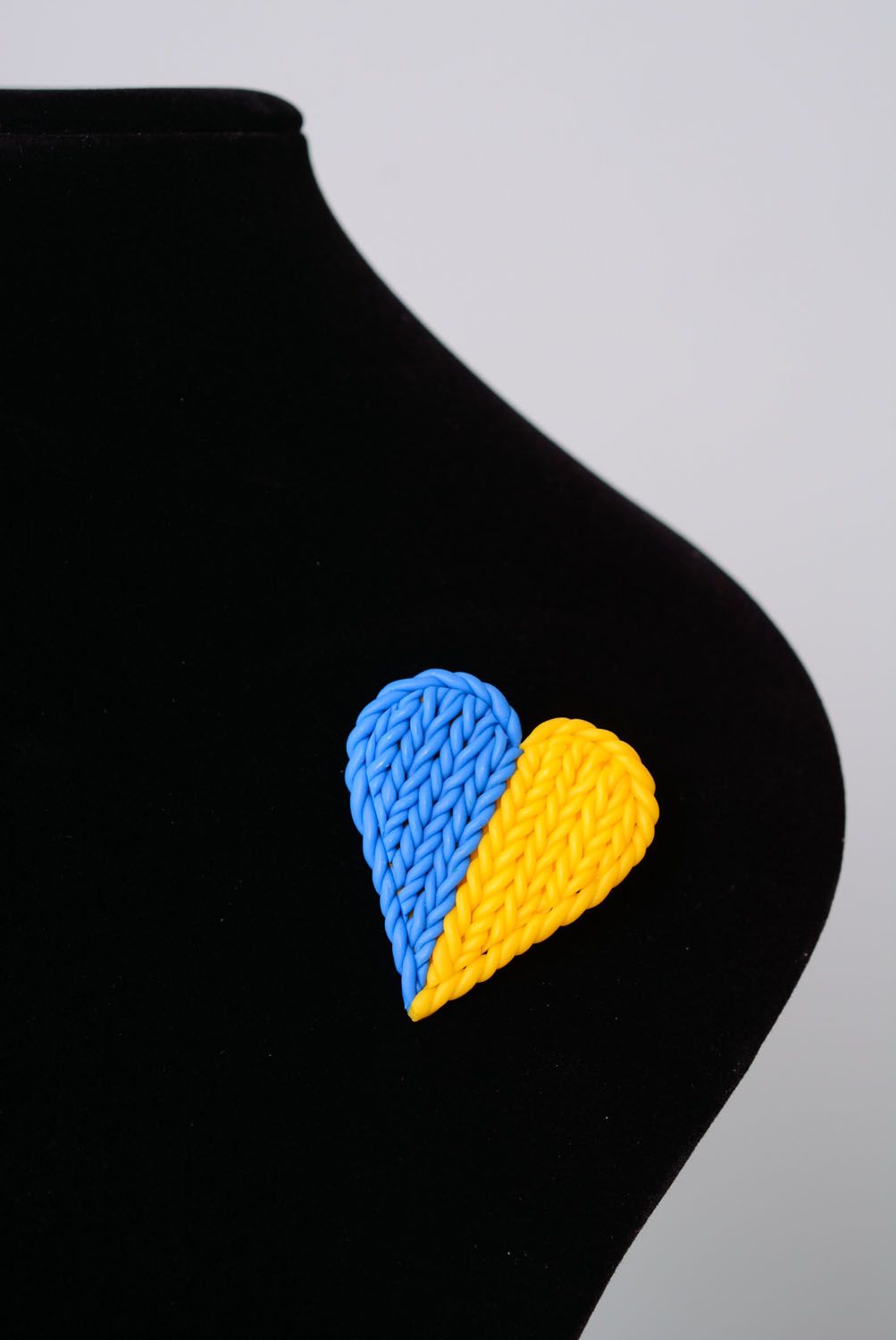 Broche de arcilla polimérica Corazón ucraniano foto 3