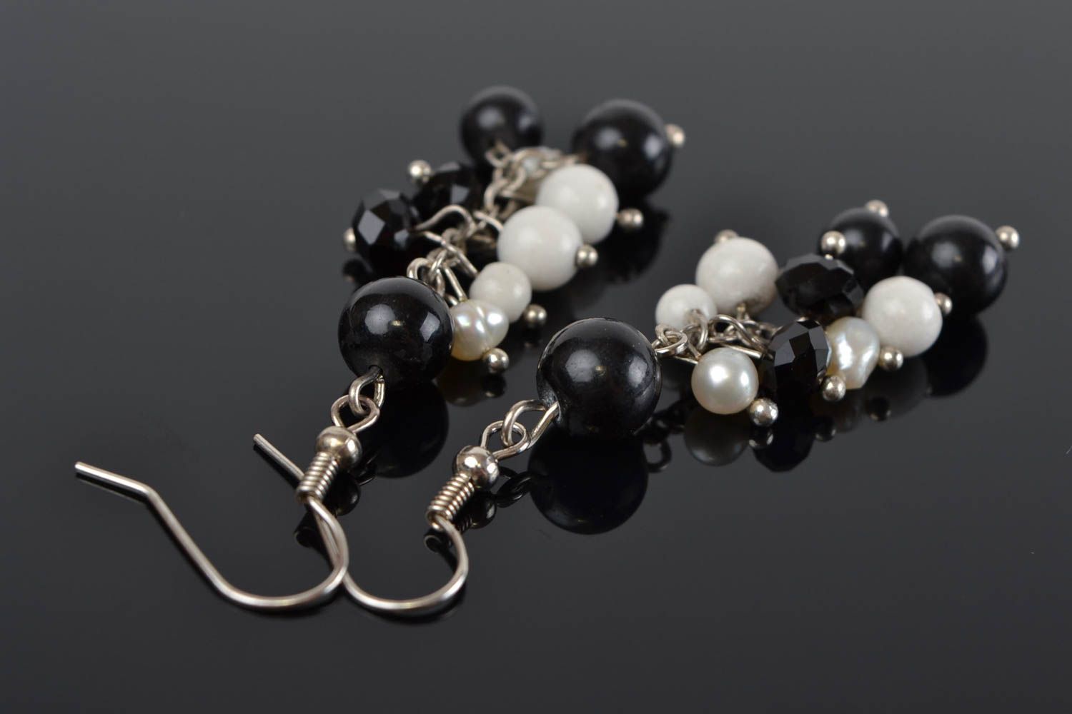 Longues boucles d'oreilles en perles de verre tchèque noir et blanc faites main photo 1