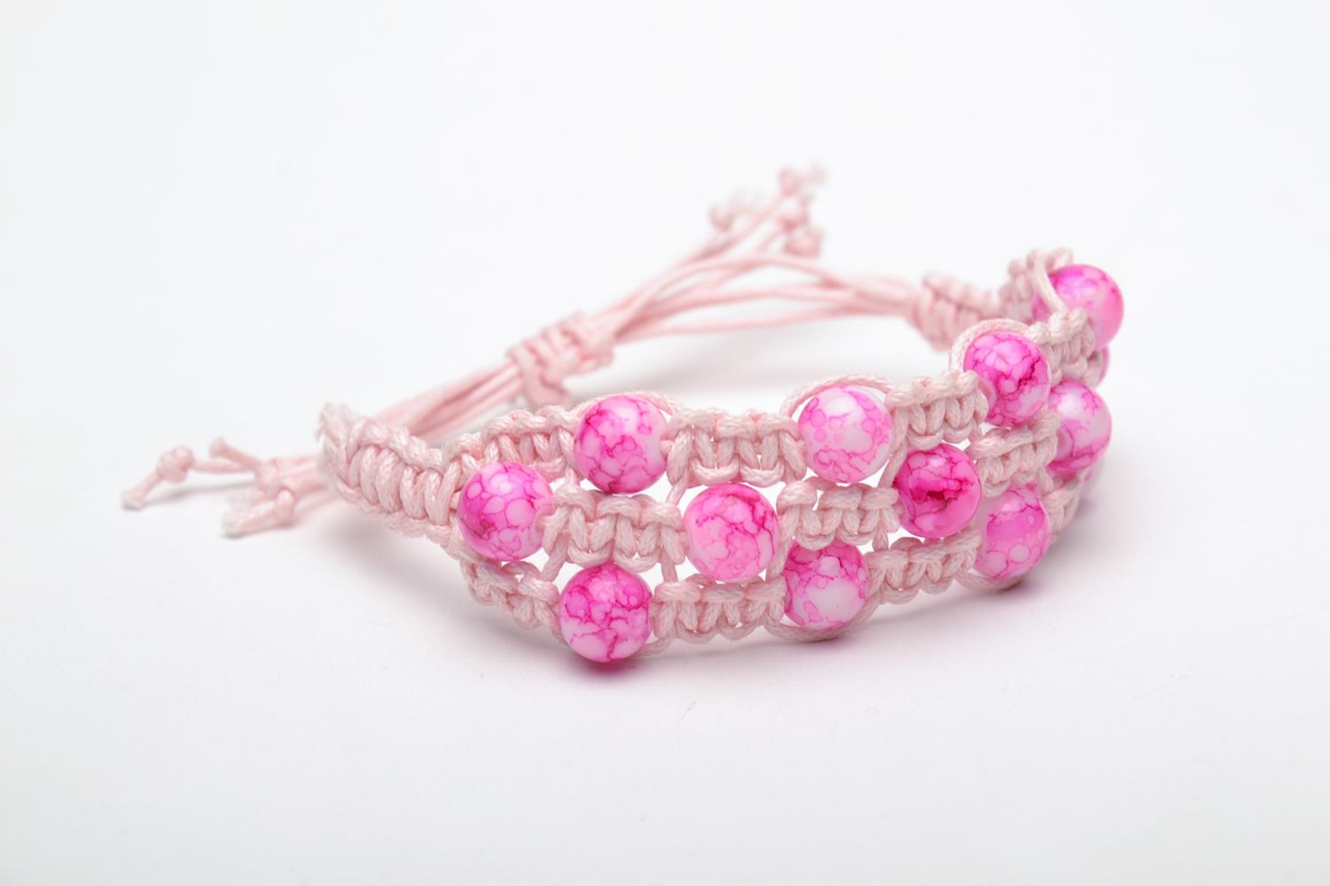 Bracelet tressé large en perles plastiques roses et lacet ciré fait main photo 3