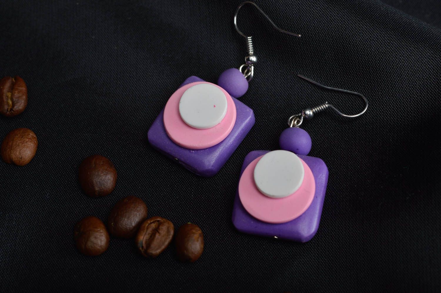 Kleine sommerliche quadratische violette handgemachte Ohrringe mit Anhängern foto 1