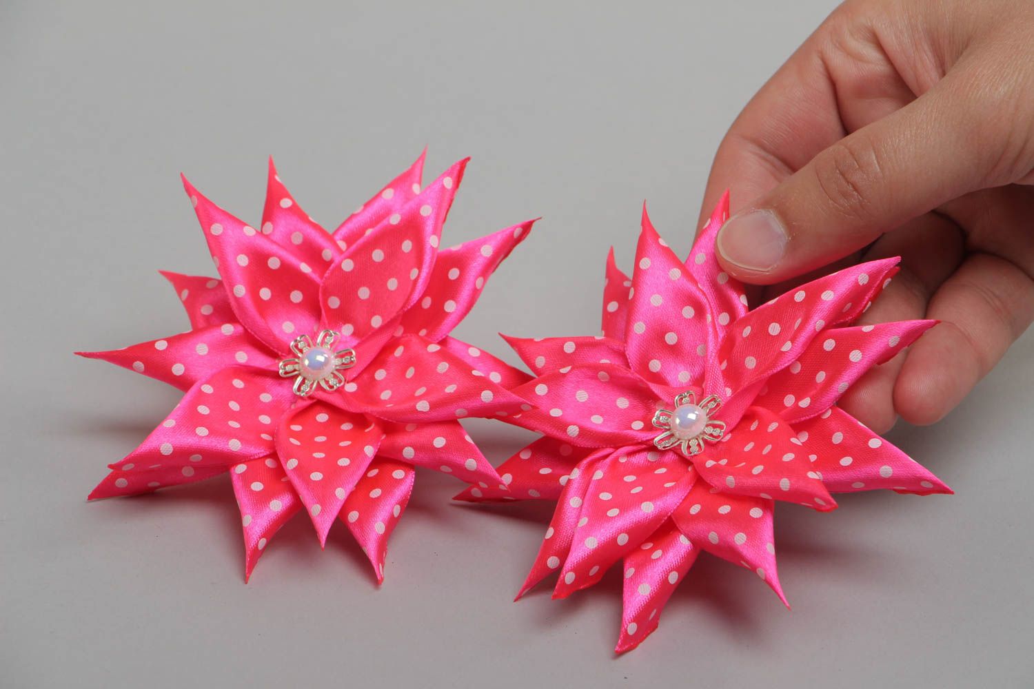 Blumen Haargummi Set aus Atlasbändern handmade in Form von rosa Blumen 2 Stück foto 5