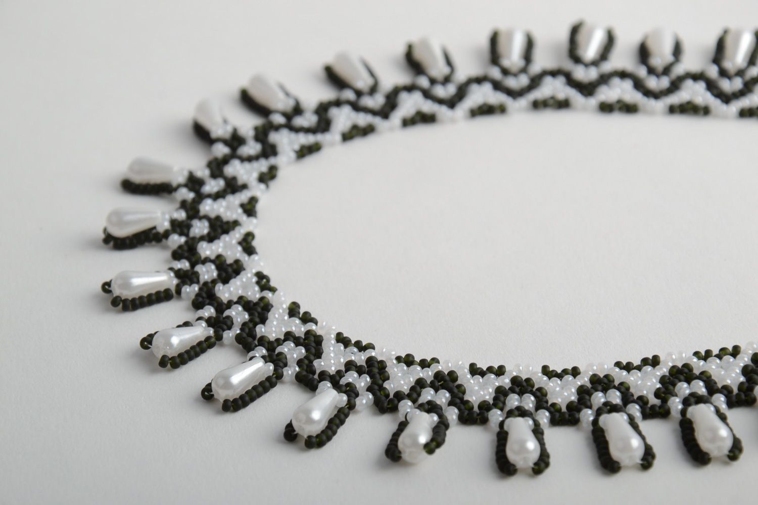 Petit collier en perles de rocaille à pendeloques noir et blanc fait main  photo 3