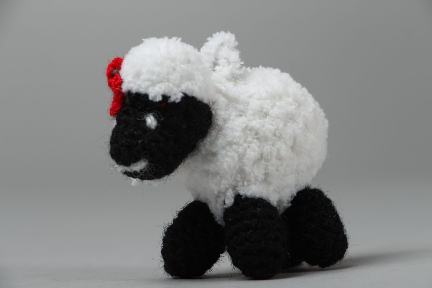 Peluche tricotée au crochet à la main Mouton photo 2
