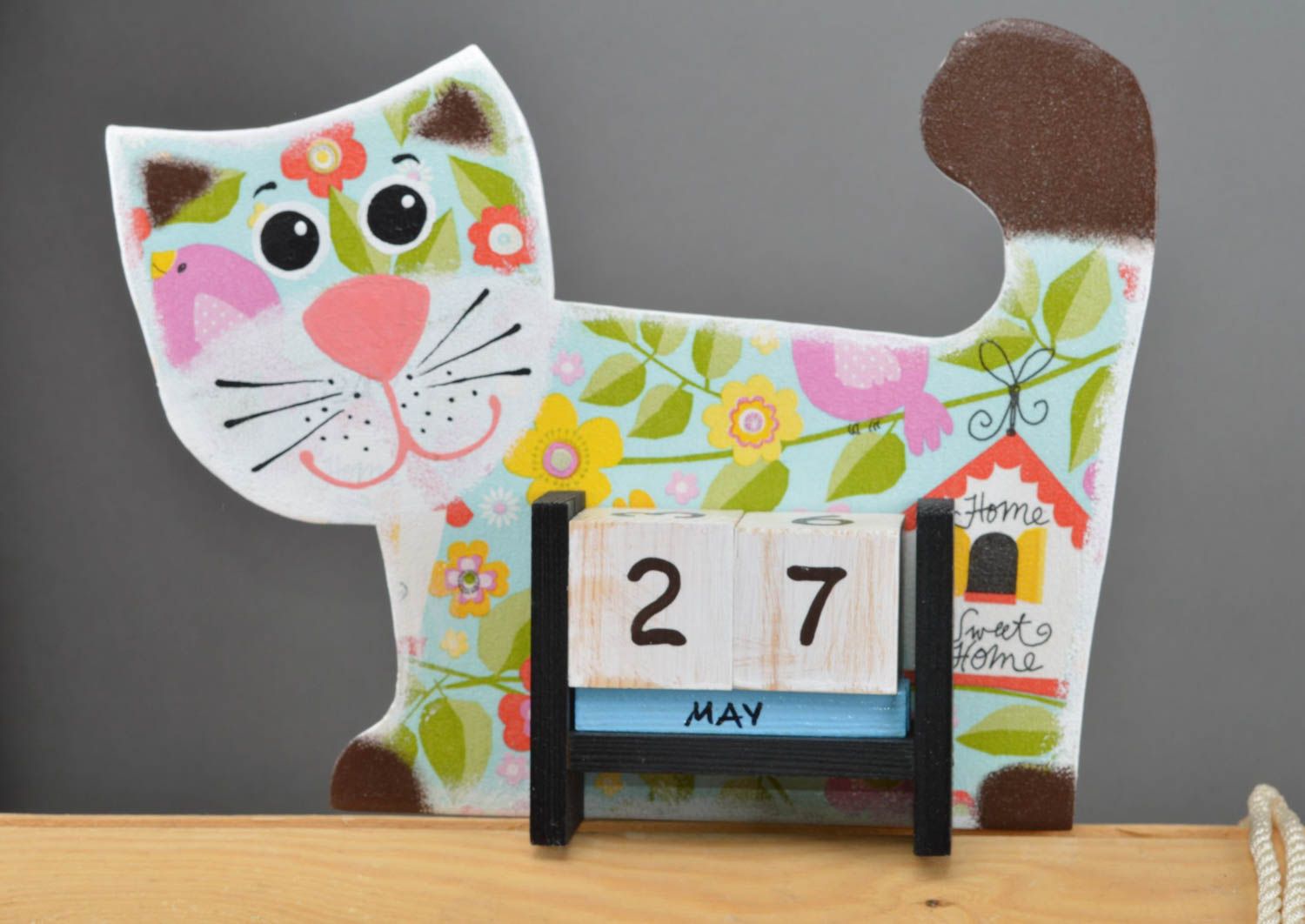 Holz Tischkalender für Kinder in Form von blumiger Katze handmade Decoupage  foto 2