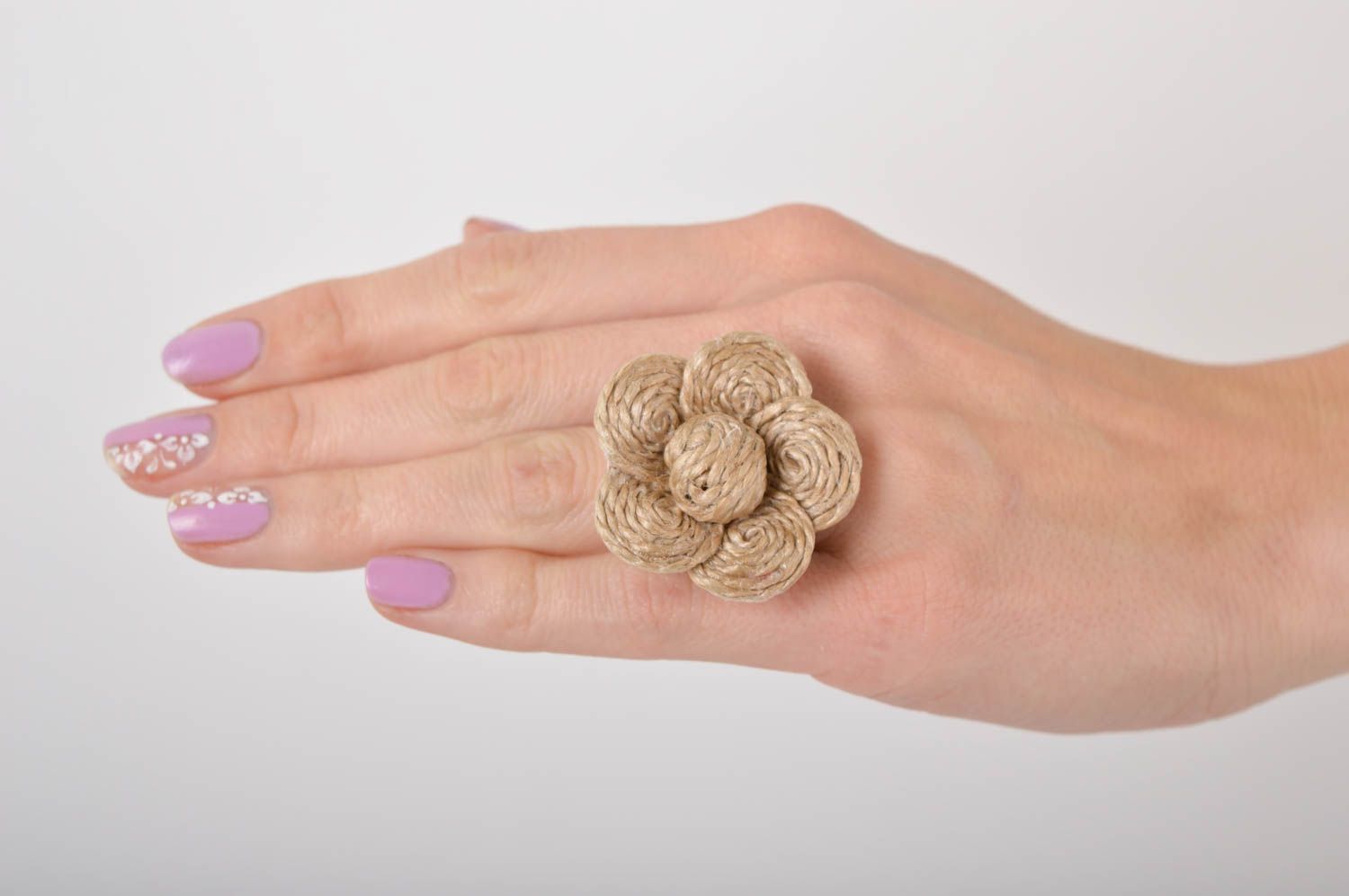Handmade Schmuck Metall Ring Accessoire für Frauen Ring mit Blume aus Bindfaden foto 2