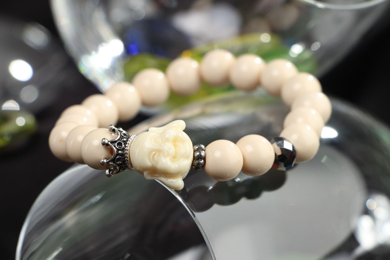 Bracelet fait main de perles de verre et plastique avec éléments métalliques photo 4