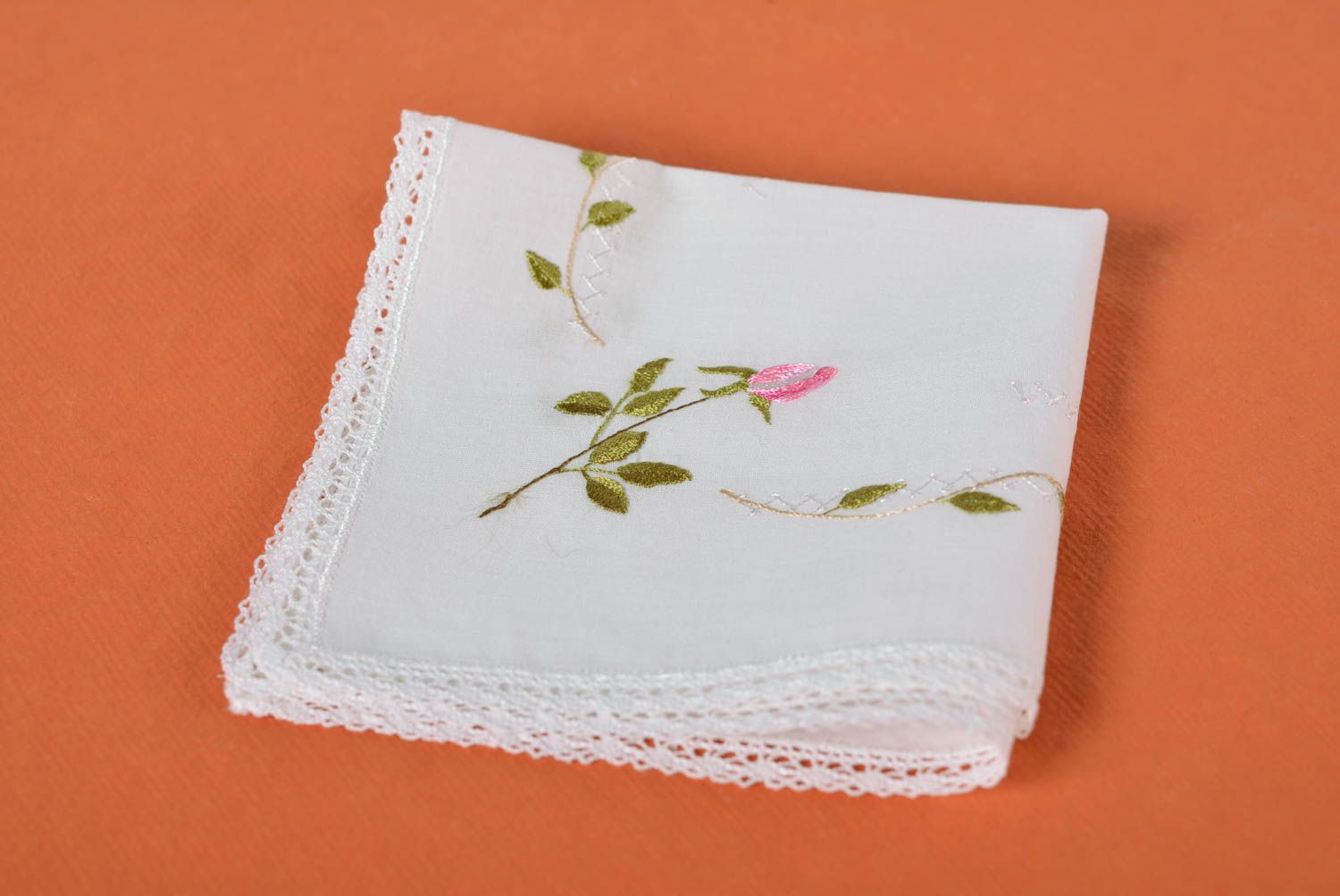 Mouchoir en tissu brodé fait main blanc carré en batiste avec fleurs Idée cadeau photo 1