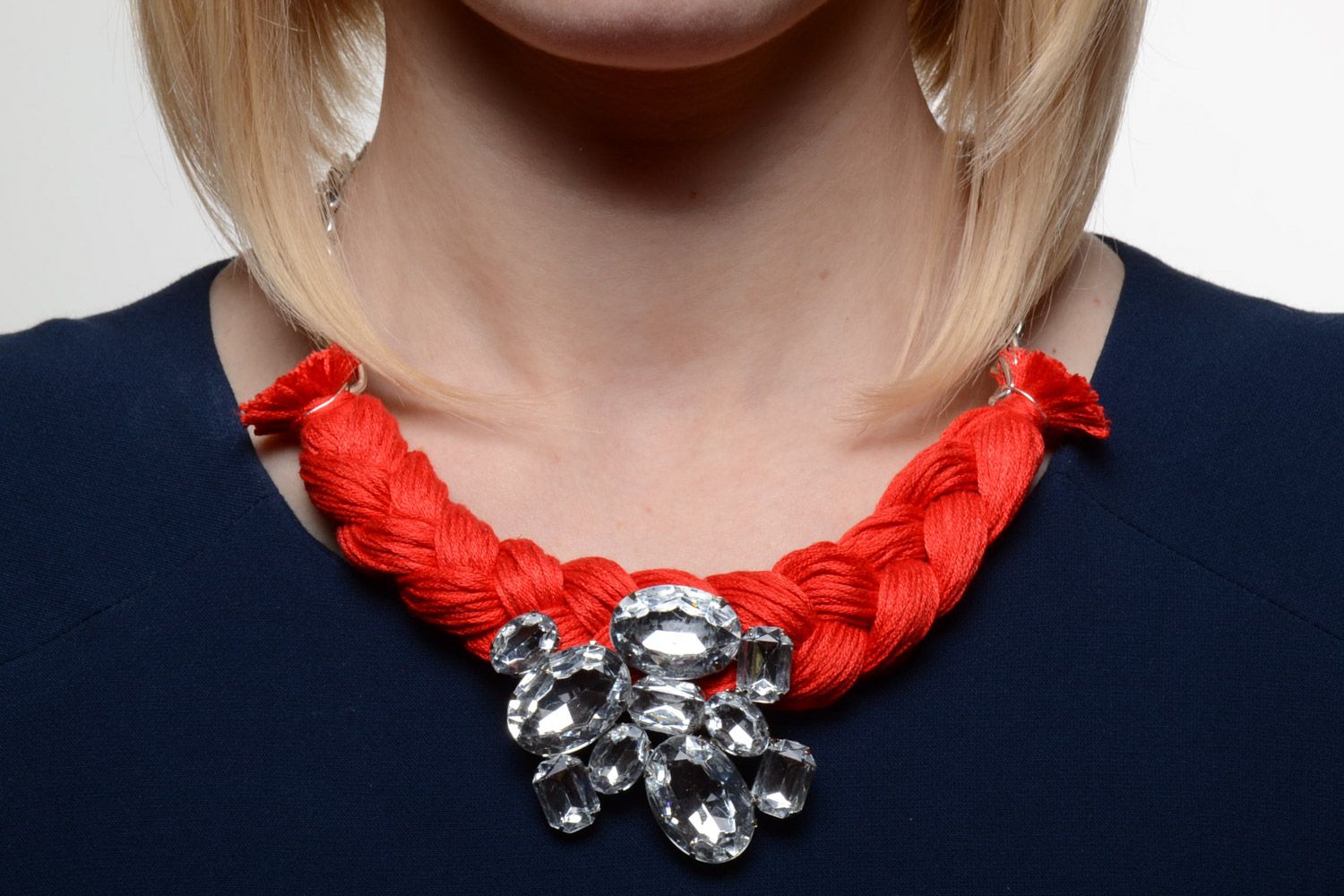 Collar trenzado de hilos de mouliné rojo con estrases bonito artesanal de moda foto 1