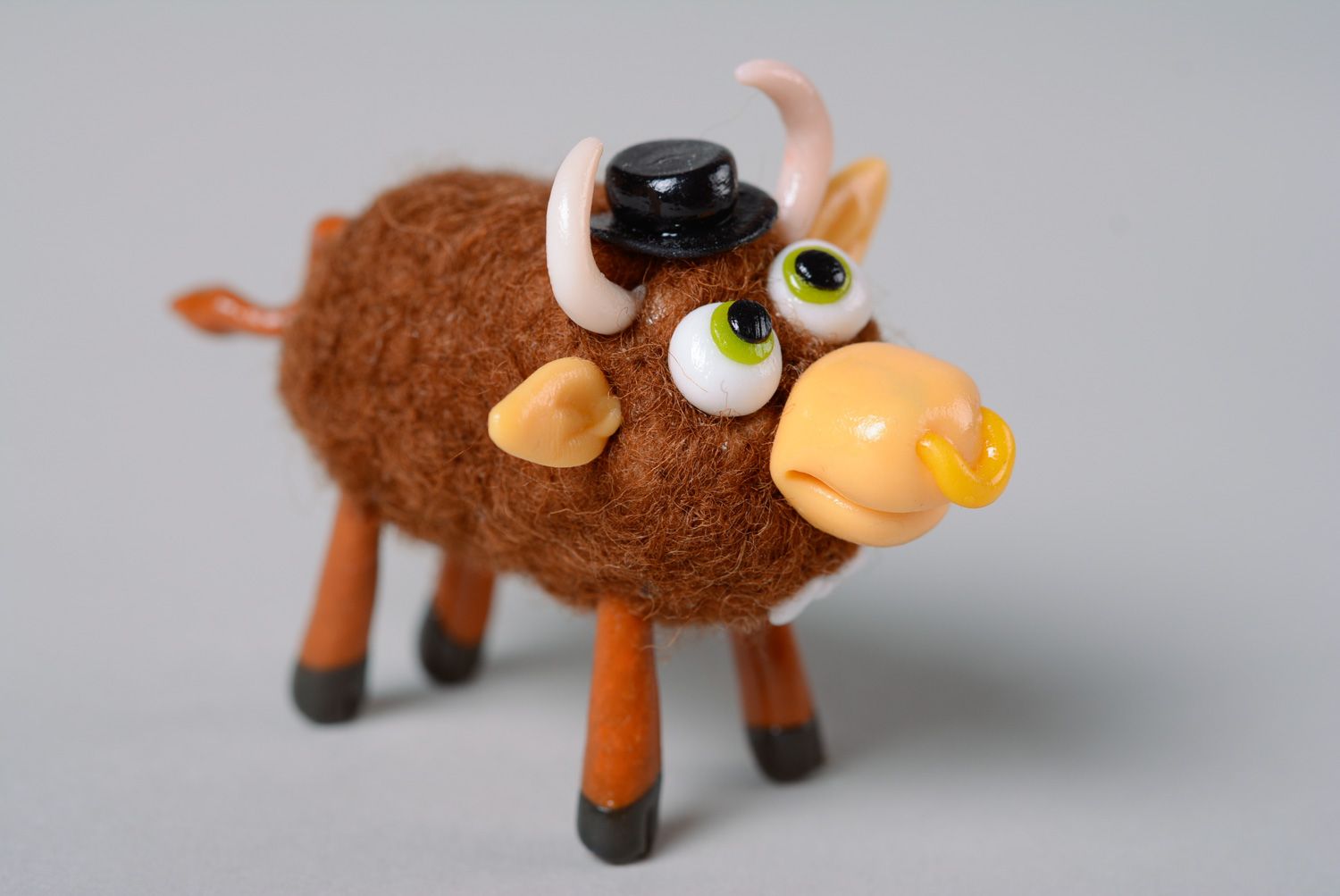 Jouet taureau en laine feutrée fait main original avec pâte polymère pour enfant photo 2