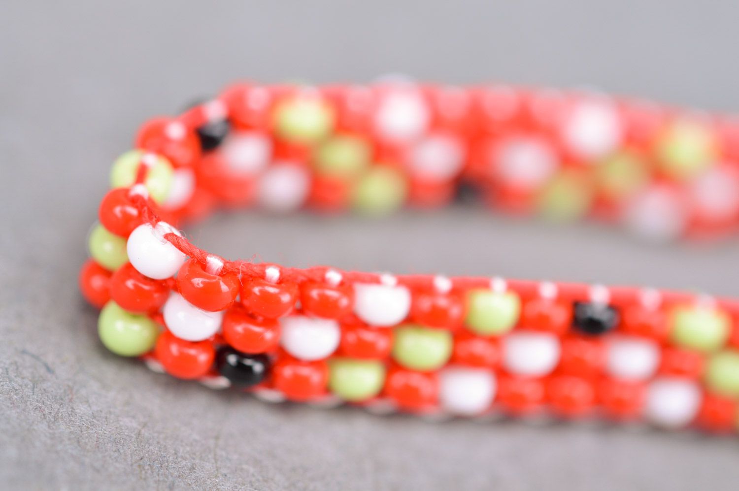 Bracelet fait main de perles de rocaille bariolé rouge blanc vert bijou photo 4