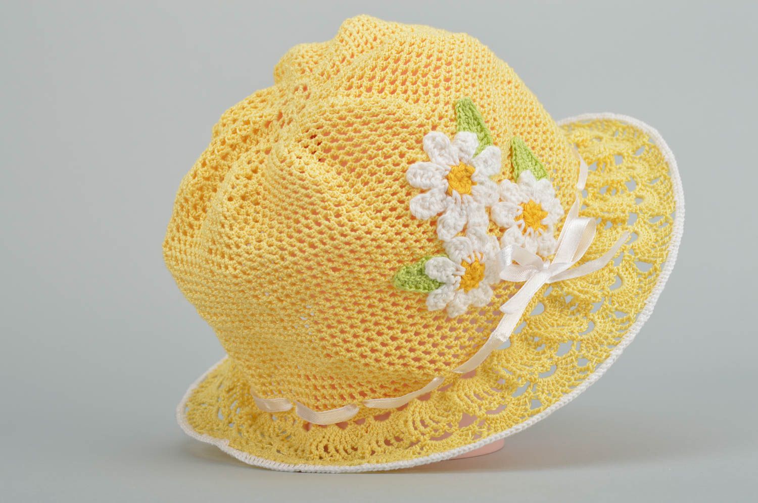 Schöner gelber Häkel Hut aus Baumwolle handmade für Kinder mit weißen Blumen foto 2