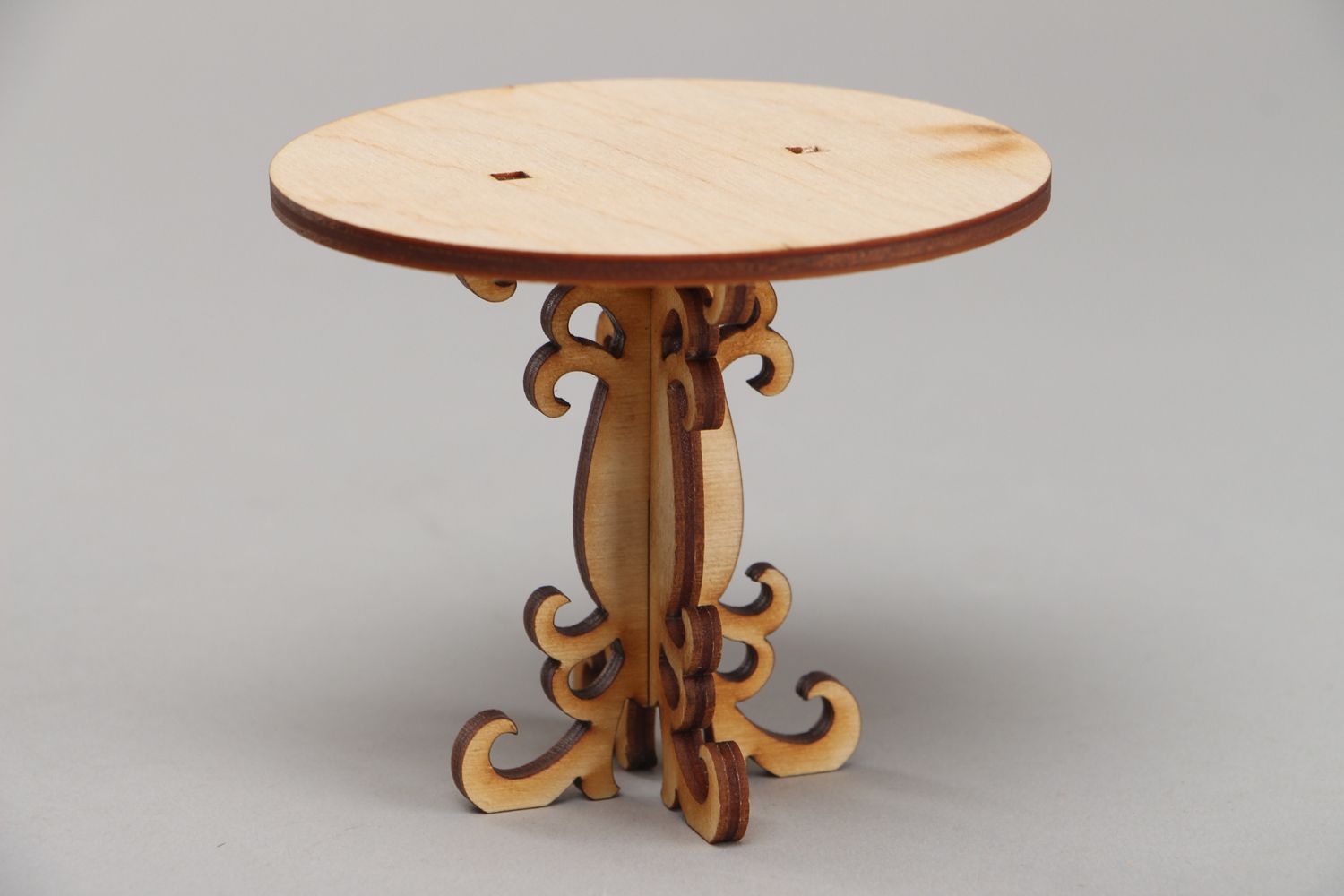 Dekorativer Tisch aus Furnierholz foto 1