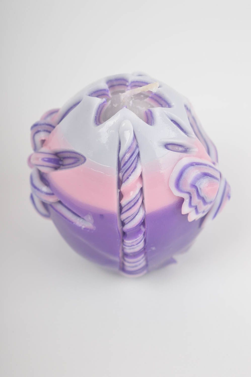 Handmade Designer Kerze aus Paraffin zarte verzierte Kerze violett Haus Deko  foto 3