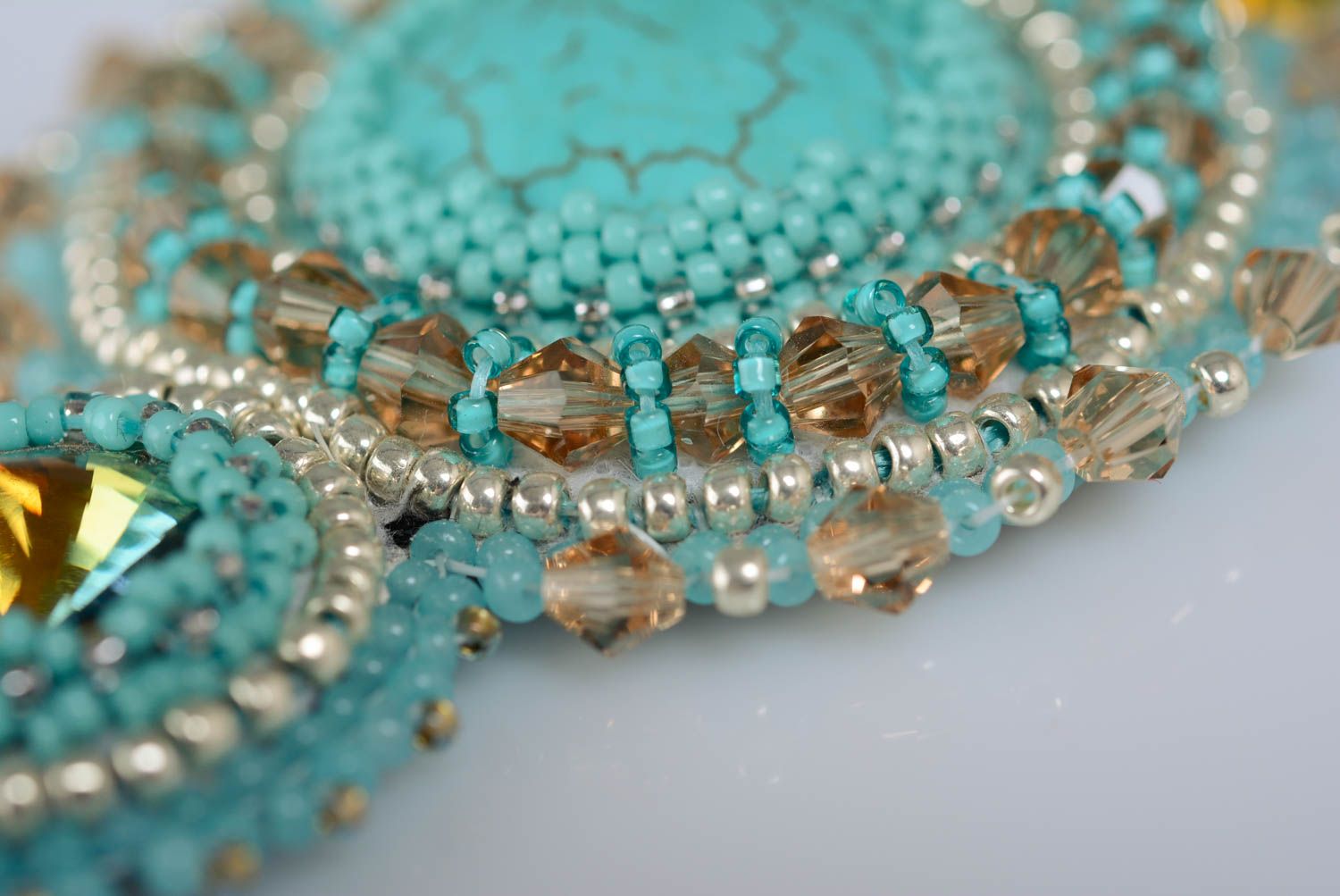 Collier en perles de rocaille et turquénite fait main bleu ciel avec pendentif photo 4