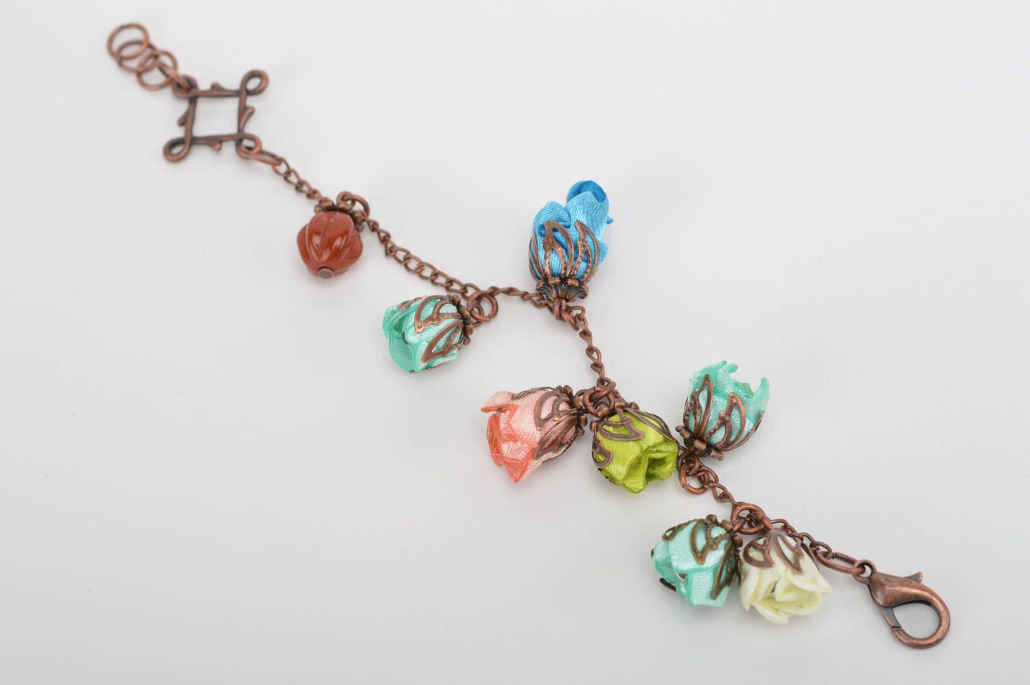 Оригинальная металлический браслет с цветами из атласных лент ручной работы фото 3