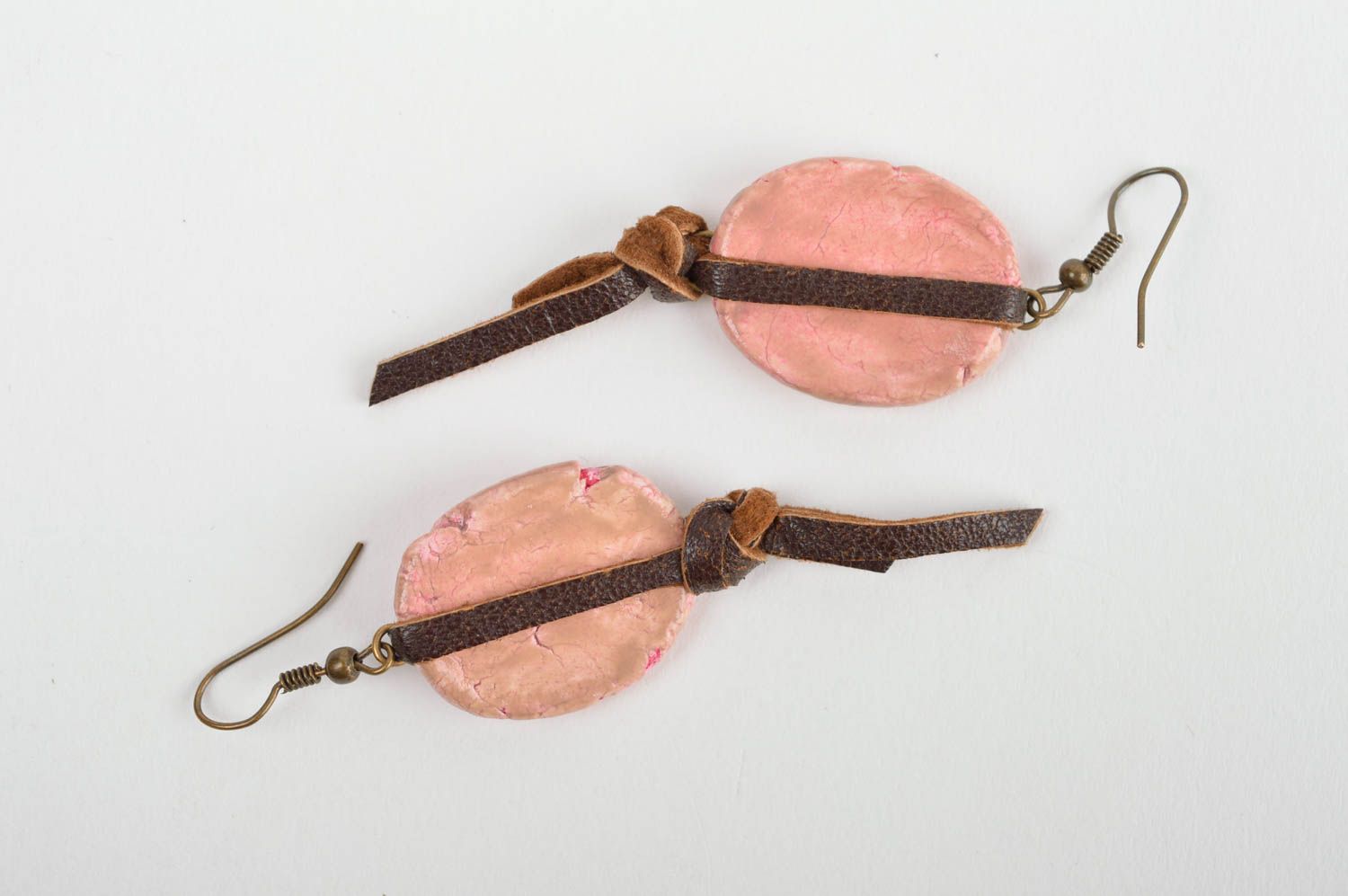 Boucles d'oreilles pendantes Bijou fait main design stylé Accessoire femme rose photo 5