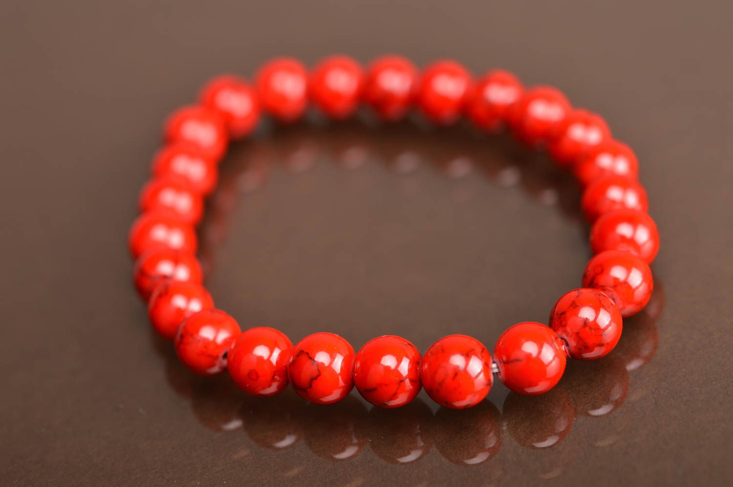 Bracelet de perles rouges fantaisie et élastique fait main stylé original photo 4