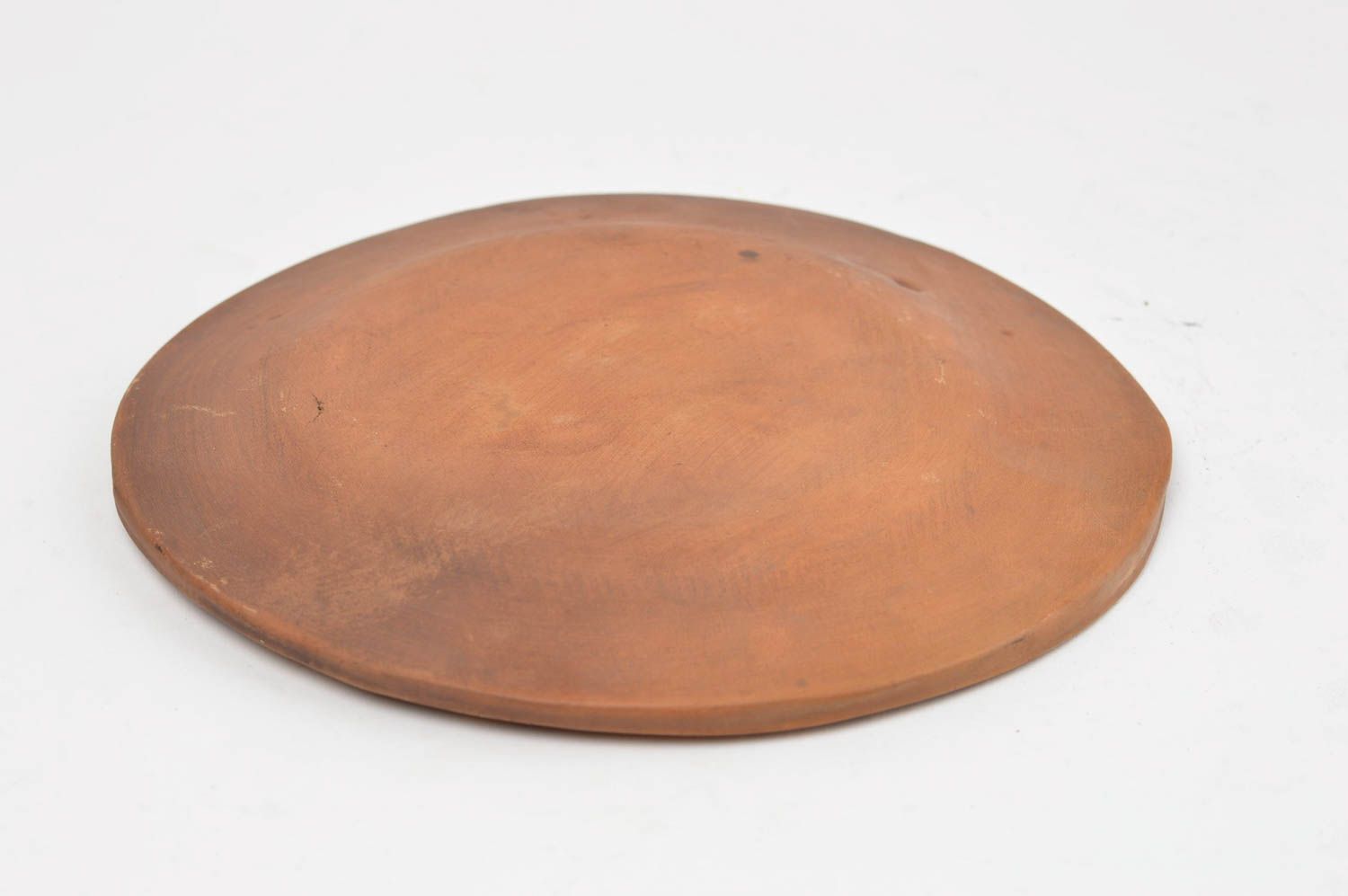 Плоская тарелка из красной глины вылепленная вручную авторского дизайна фото 4