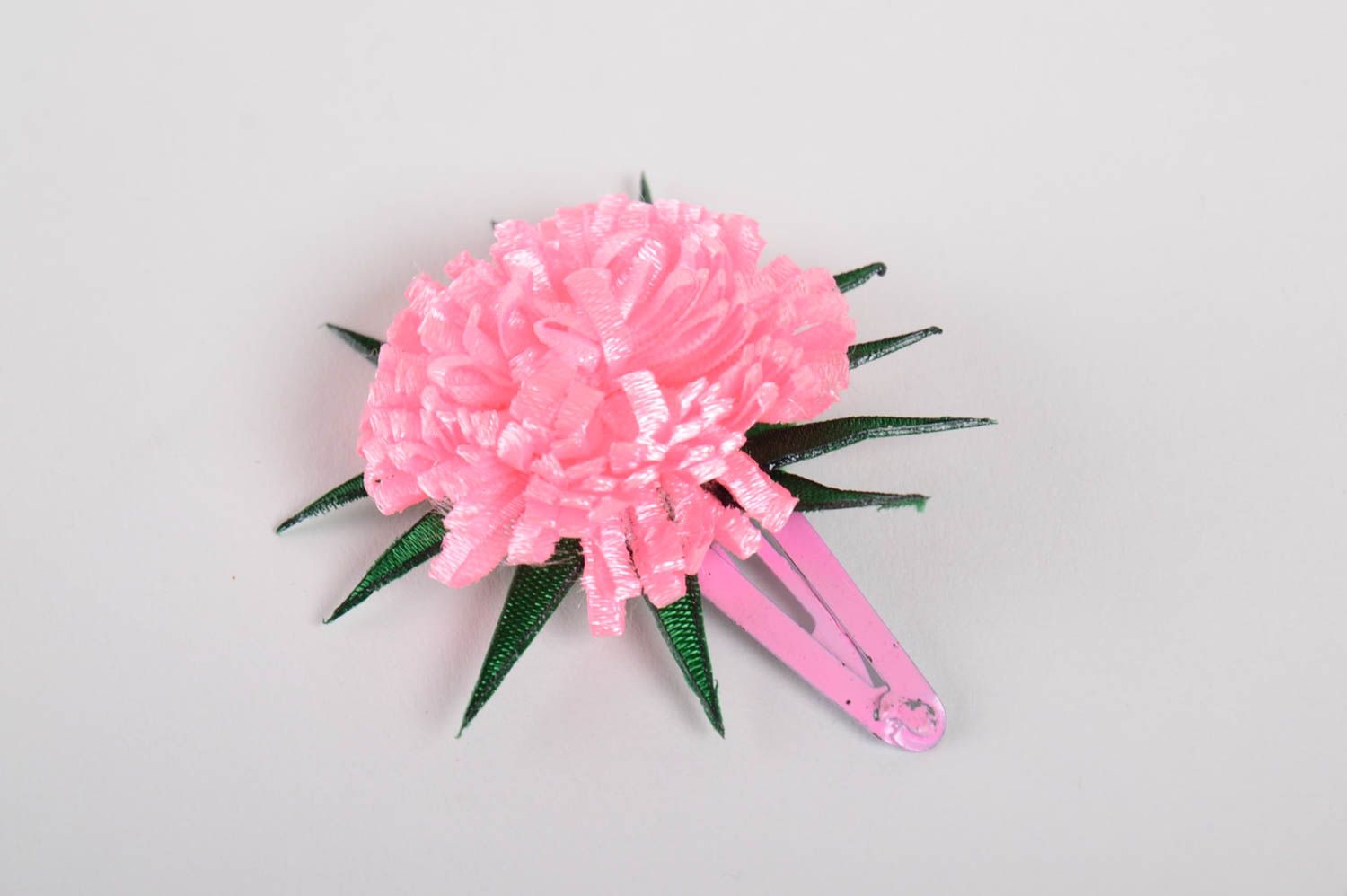 Розовая заколка для волос цветок из лент объемный аксессуар ручной работы  фото 3