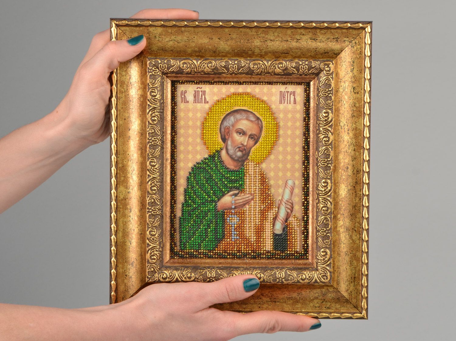 Православная икона вышитая бисером в раме настенная ручной работы красивая фото 2