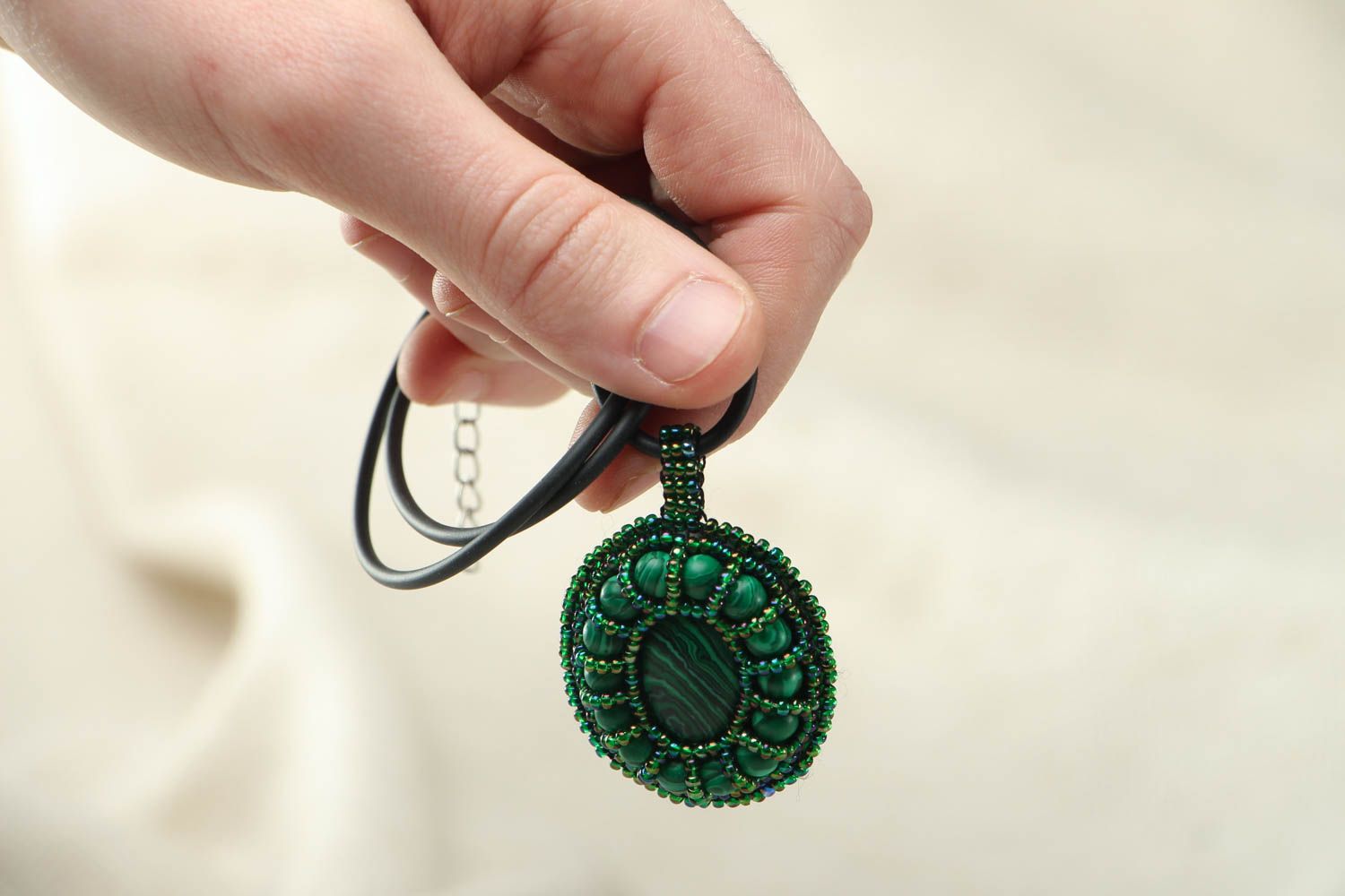 Pendant with malachite and seed beads photo 4