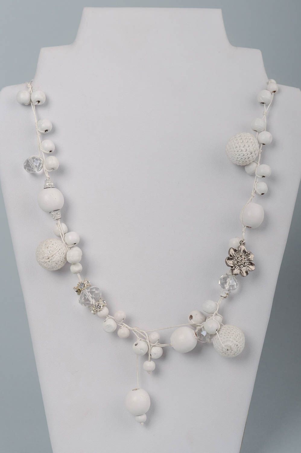 Collier blanc perles en bois cristaux et fils original beau pratique fait main photo 1