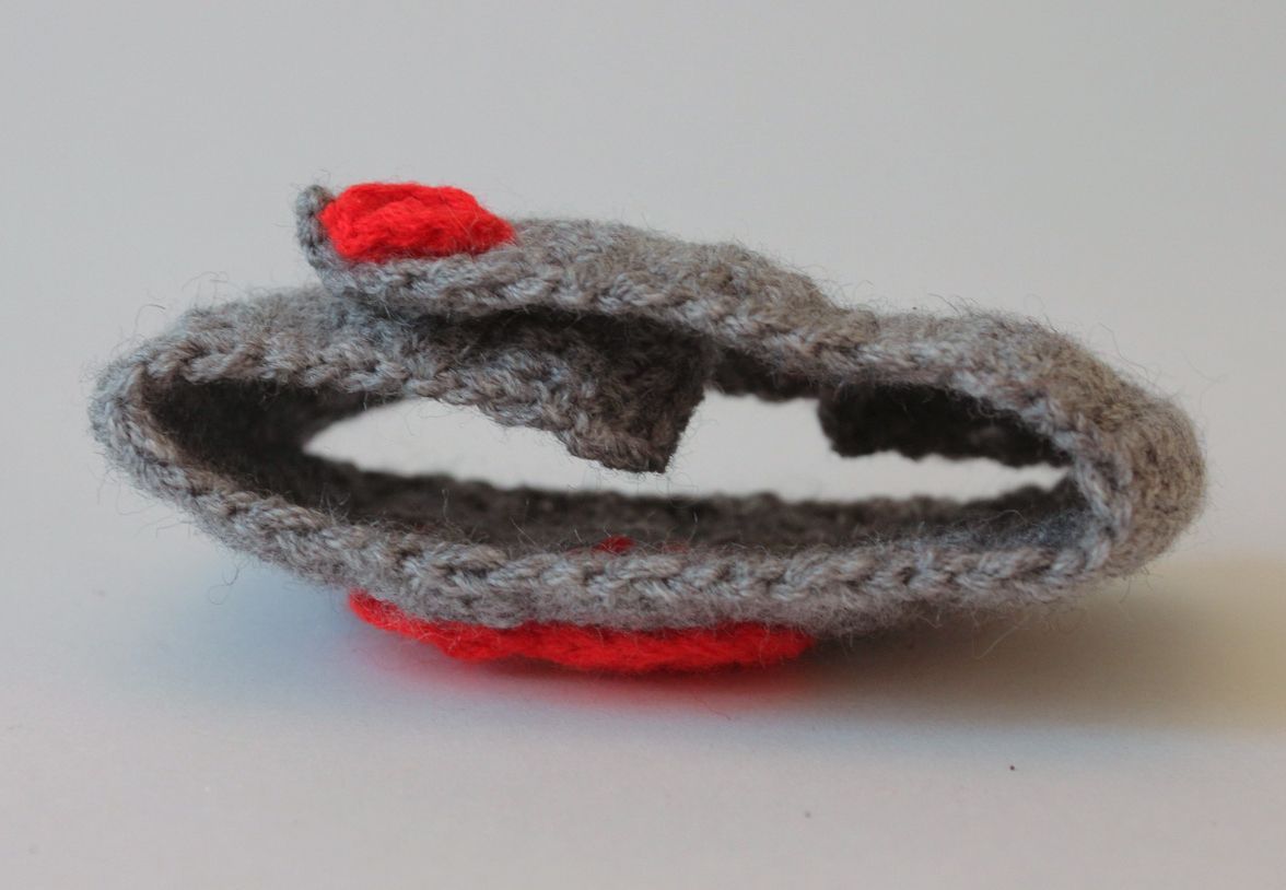 Copritazza di fili di lana fatto a mano fodera a maglia per tazza grigia cuore foto 2