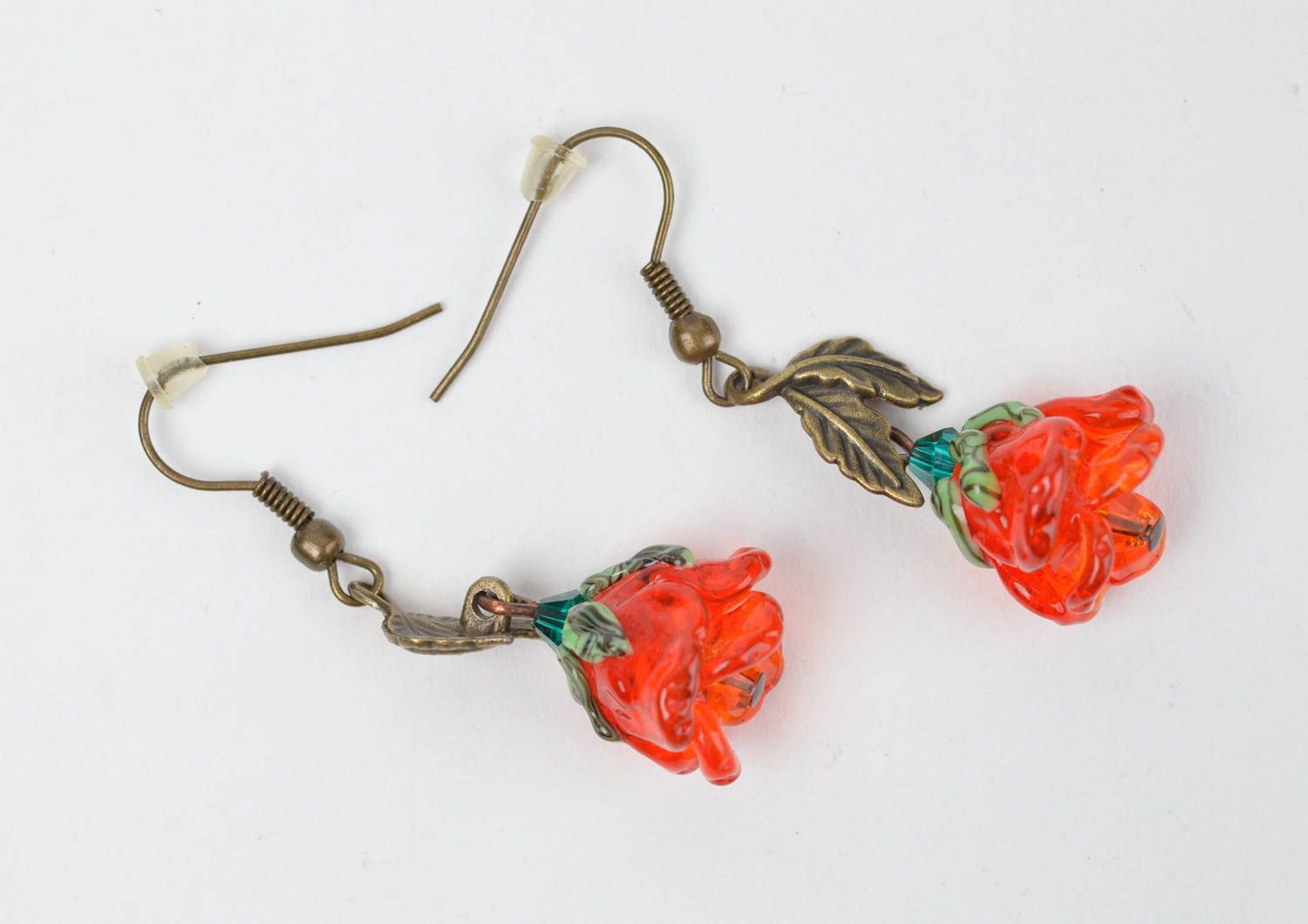Boucles d'oreilles pendantes Bijou fait main en verre Cadeau femme fleurs rouges photo 2